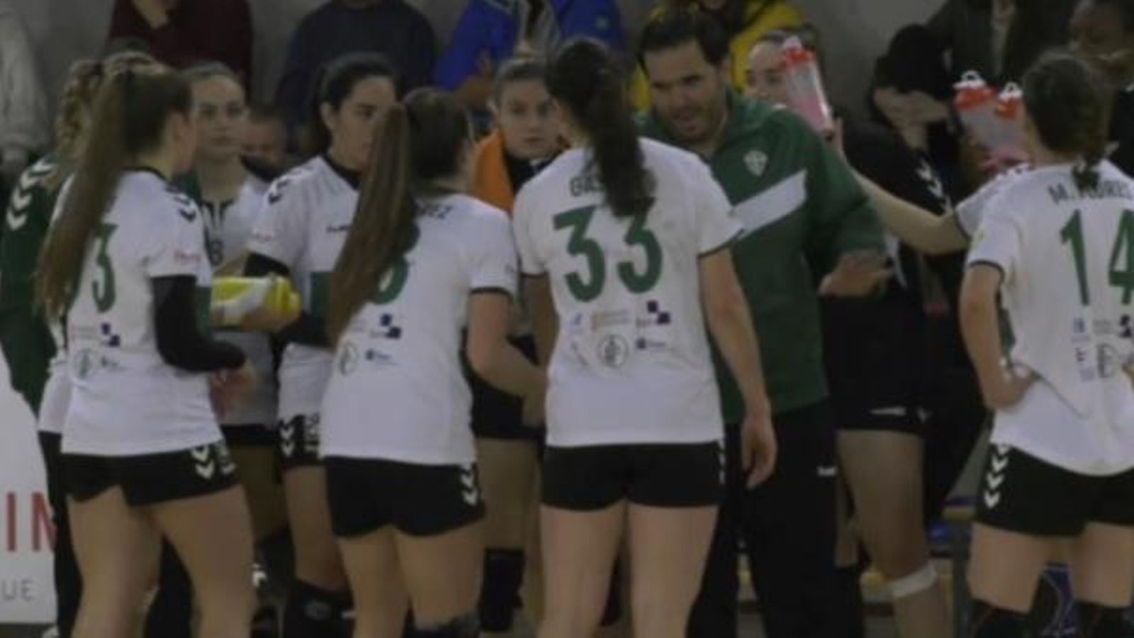 Les jugadores de l'Handbol Elx durant un temps mort.