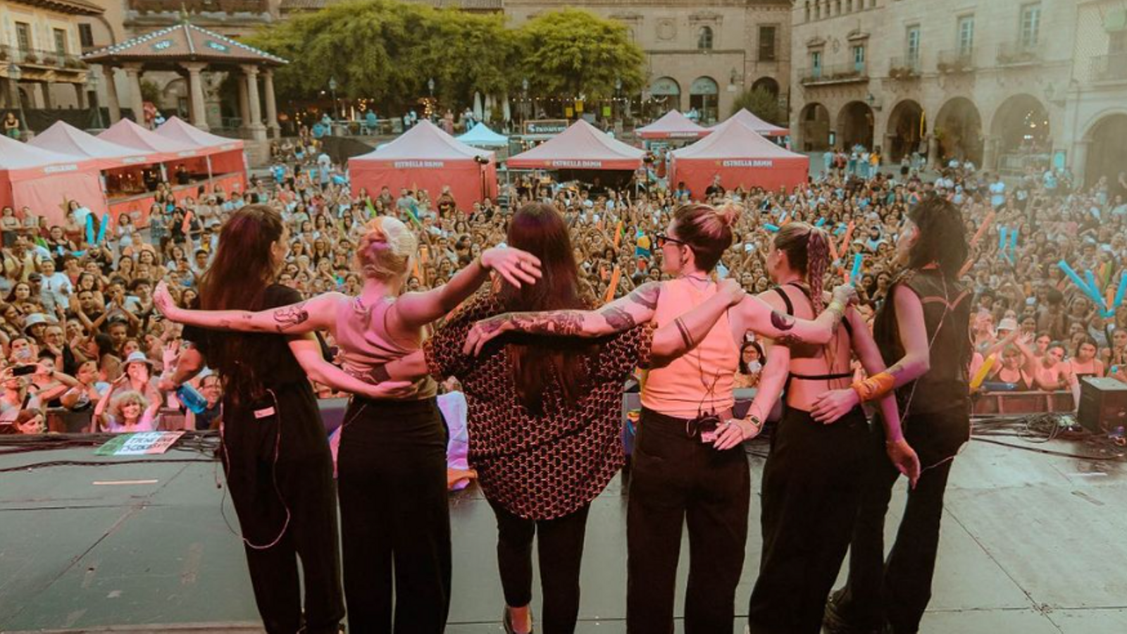 Alba Reche i el seu equip saludant a la fi d'un concert