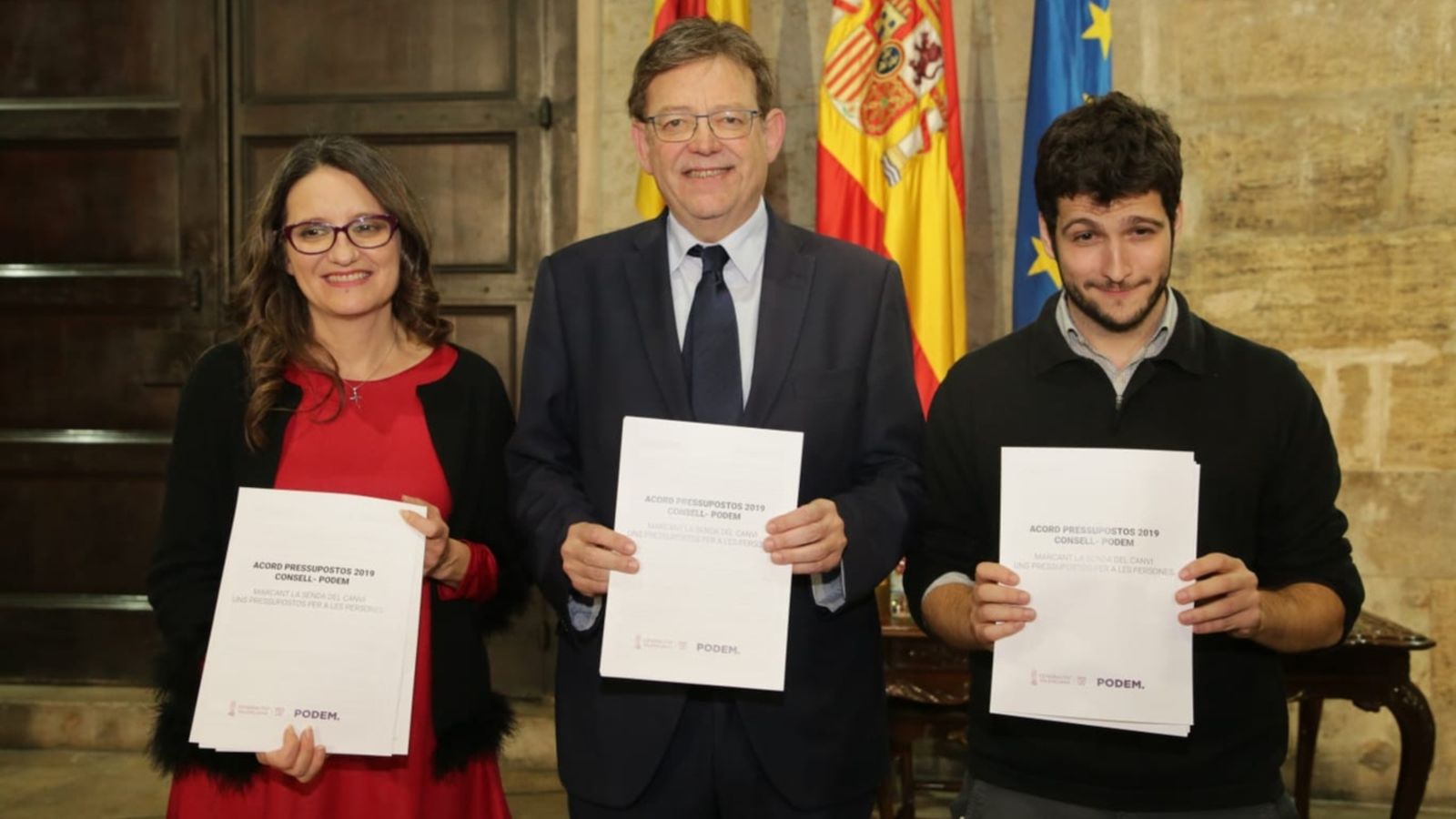 El president de la Generalitat, Ximo Puig, la vicepresidenta del Consell, Mónica Oltra i el síndic de Podem, Antonio Estañ signen l'acord pressupostari. Gva