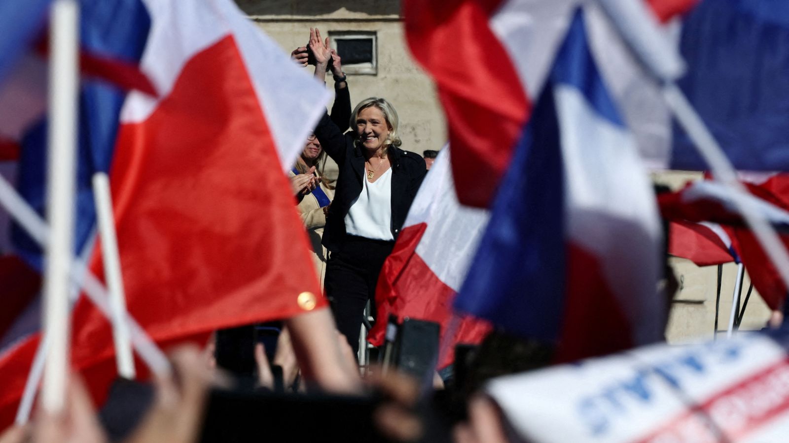 Le Pen durant el míting del diumenge a París
