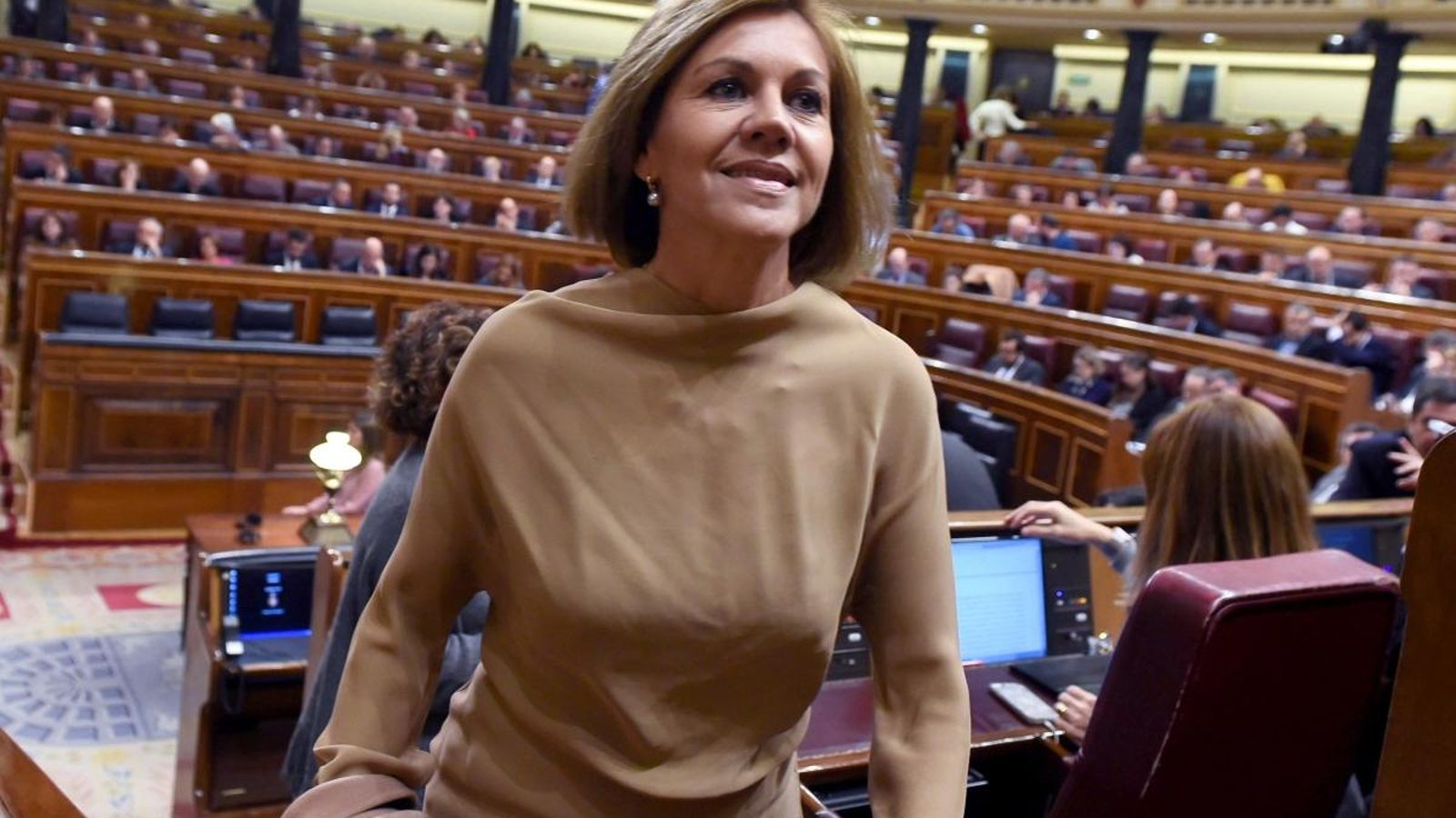 L'exsecretària general del PP, María Dolores de Cospedal, eixint de la darrera sessió de control al Congrés