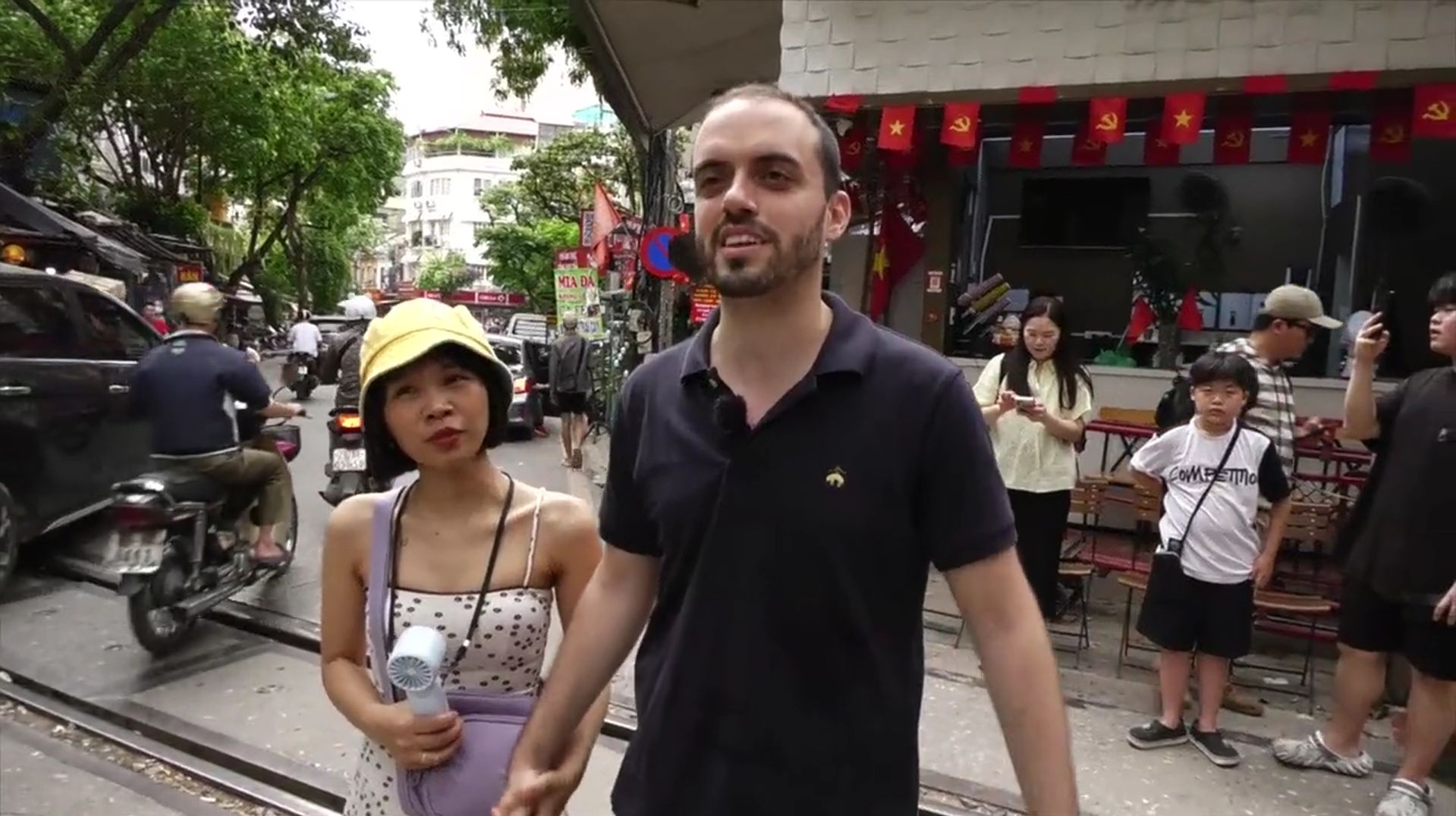 Antonio Tomás, de Sax, ens mostrarà l’espectacular badia de Ha Long, declarada patrimoni de la humanitat per la UNESCO i una de les set meravelles naturals del món. Antonio Tomás, de Sax, ens mostrarà l’espectacular badia de Ha Long, declarada patrimoni de la humanitat per la UNESCO i una de les set meravelles naturals del món.
