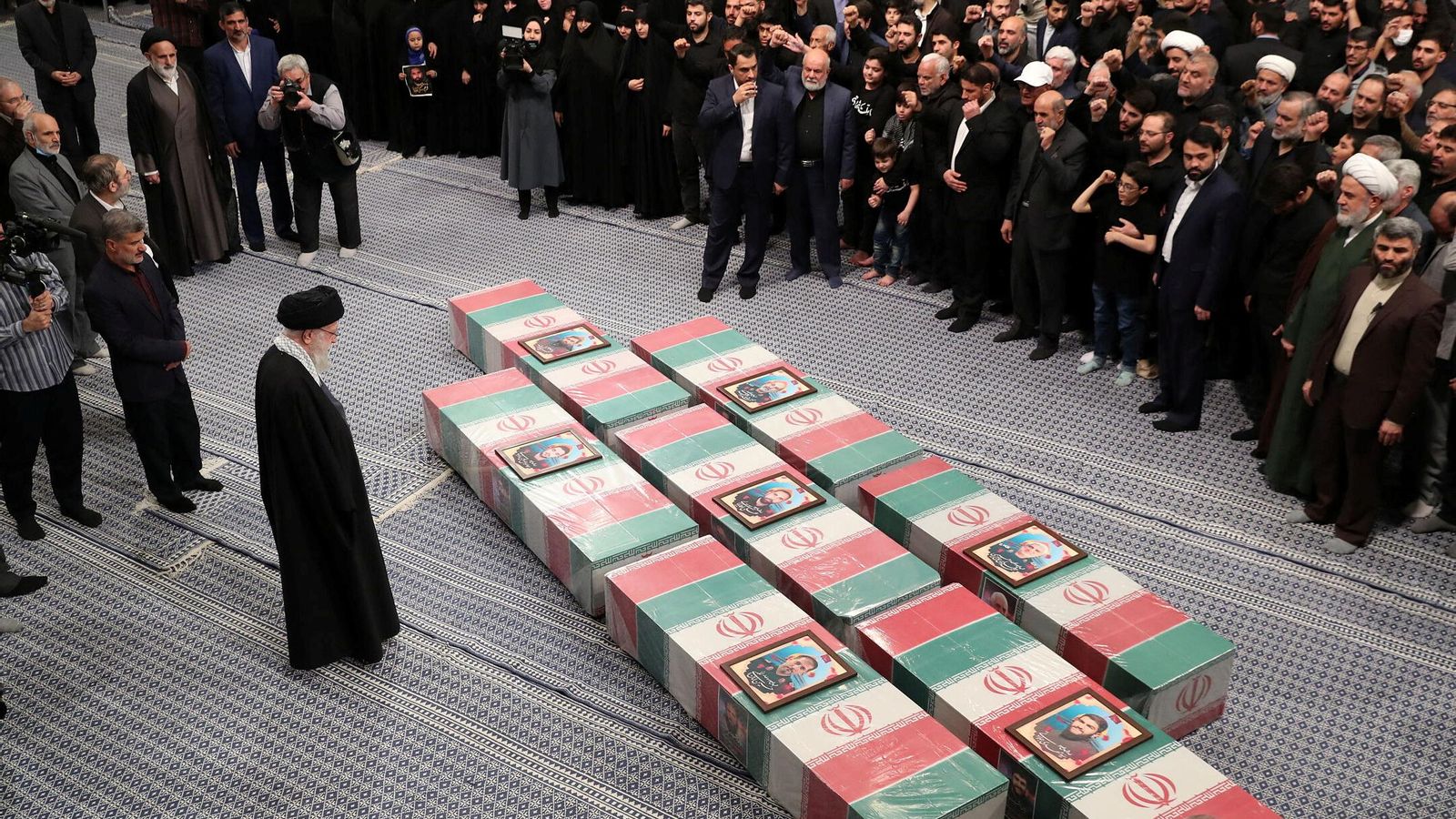 El líder suprem de l'Iran, l'aiatol·là Ali Khamenei, mira els taüts dels set membres la Guàrdia Revolucionària Islàmica morts en l'atac israelià a l'ambaixada de Damasc El líder suprem de l'Iran, l'aiatol·là Ali Khamenei, mira els taüts dels set membres la Guàrdia Revolucionària Islàmica morts en l'atac israelià a l'ambaixada de Damasc