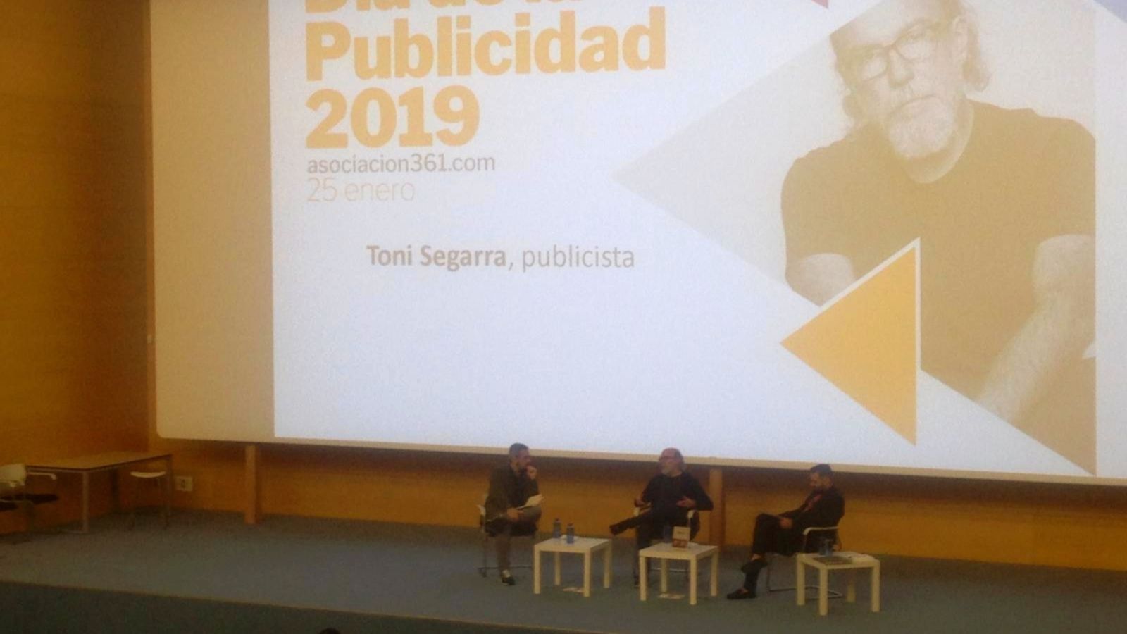 Sergio Rodríguez, Toni Segarra i Andrés Karp en un moment de la taula redona del Dia de la Publicitat, celebrat a Alacant.