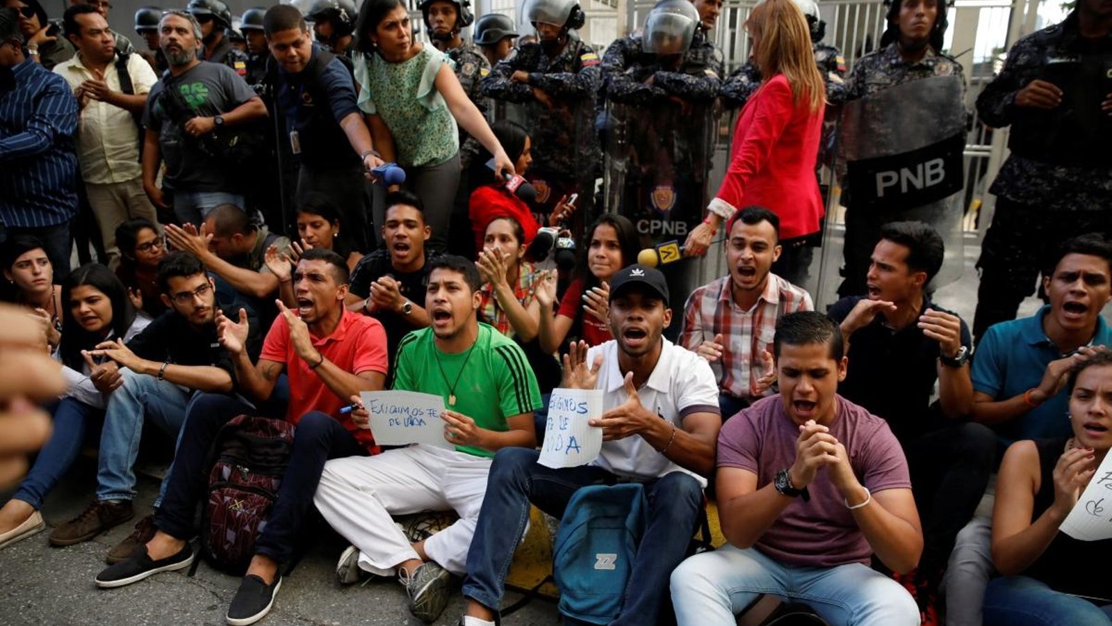 Diverses persones es concentren davant del Sebin per a expressar condol per la mort de Fernando Albán