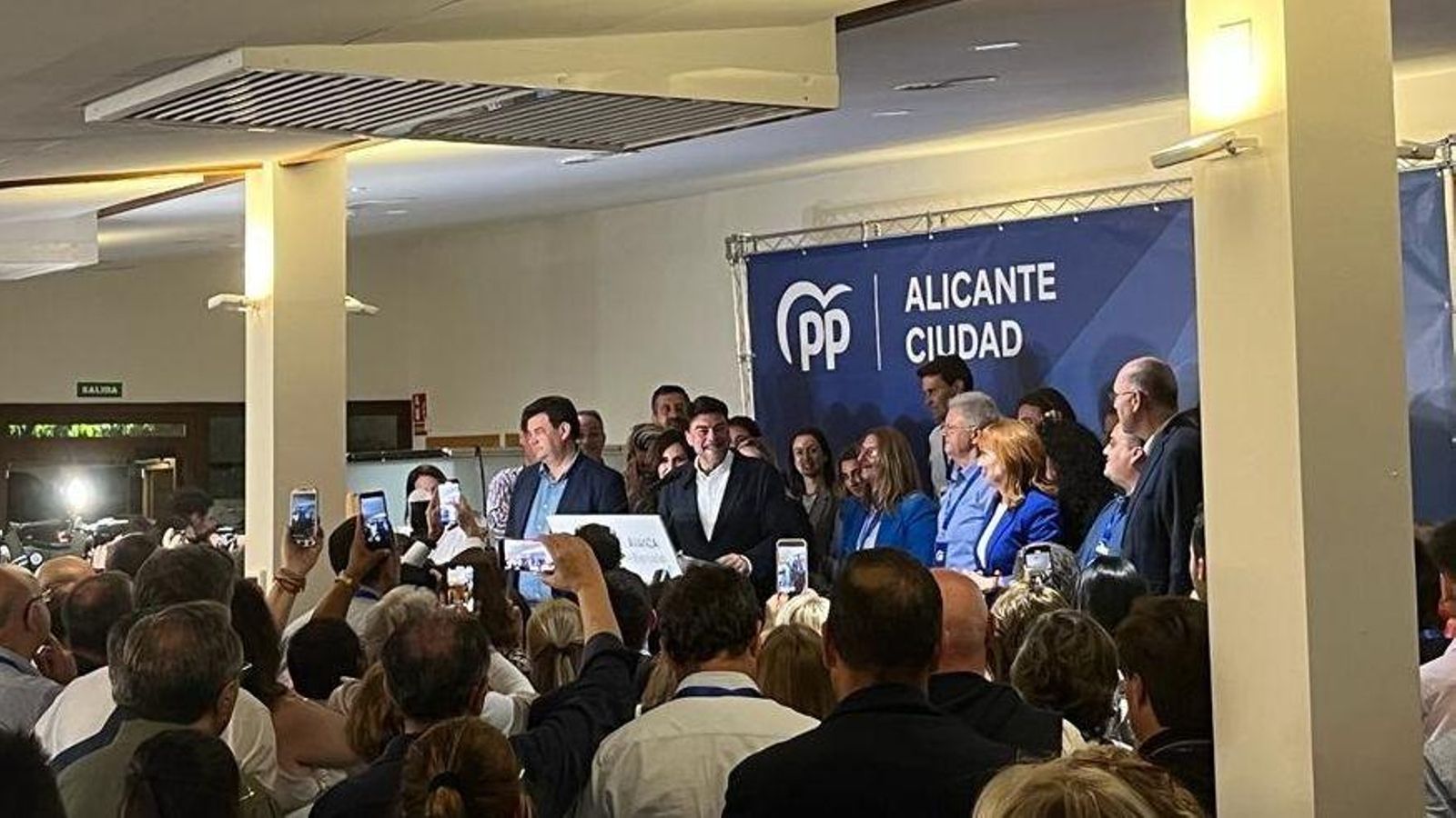 Luis Barcalá compareix davant els mitjans després de conéixer els resultats electorals