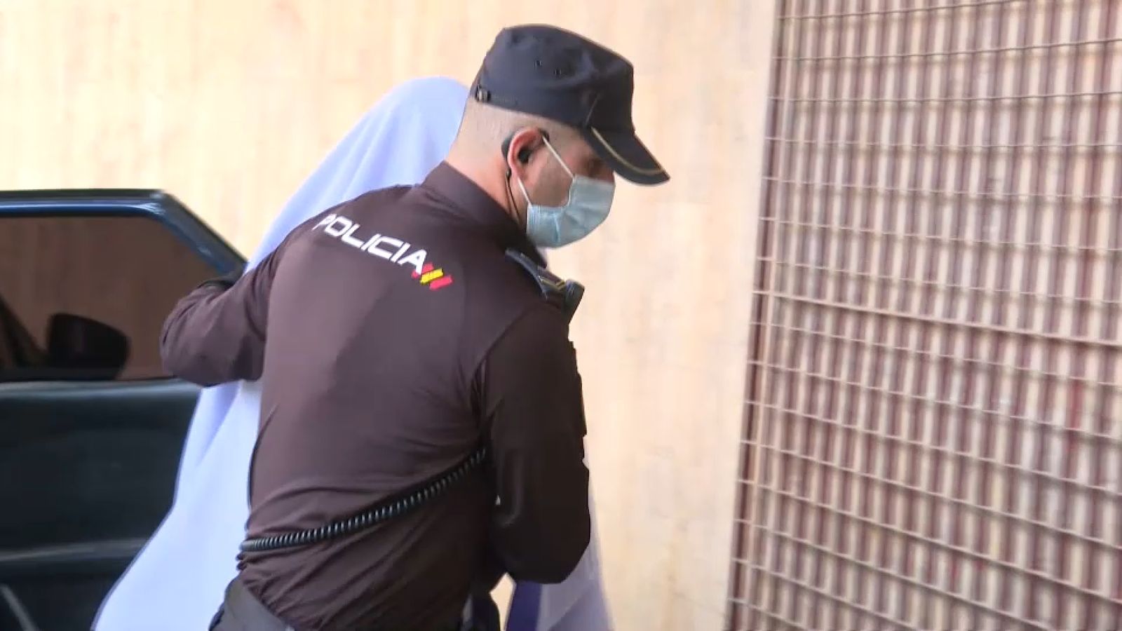 Imatge de l'acusat en el moment en què passava a dispodició judicial