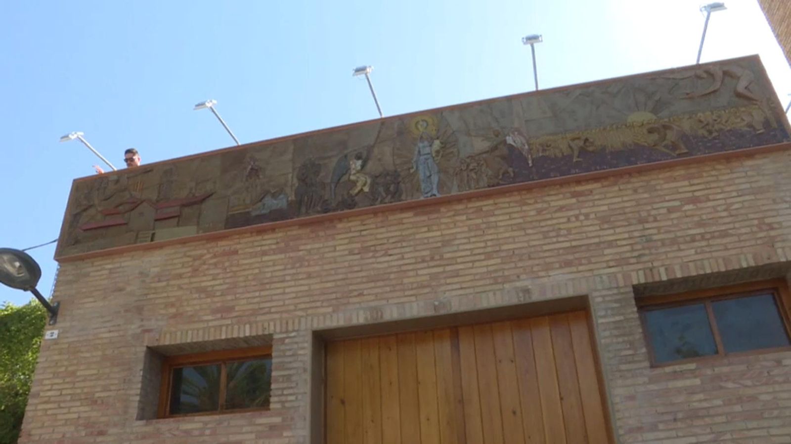 Aquest matí s'han inaugurat el mural i la porta de l'església nova de Pinedo