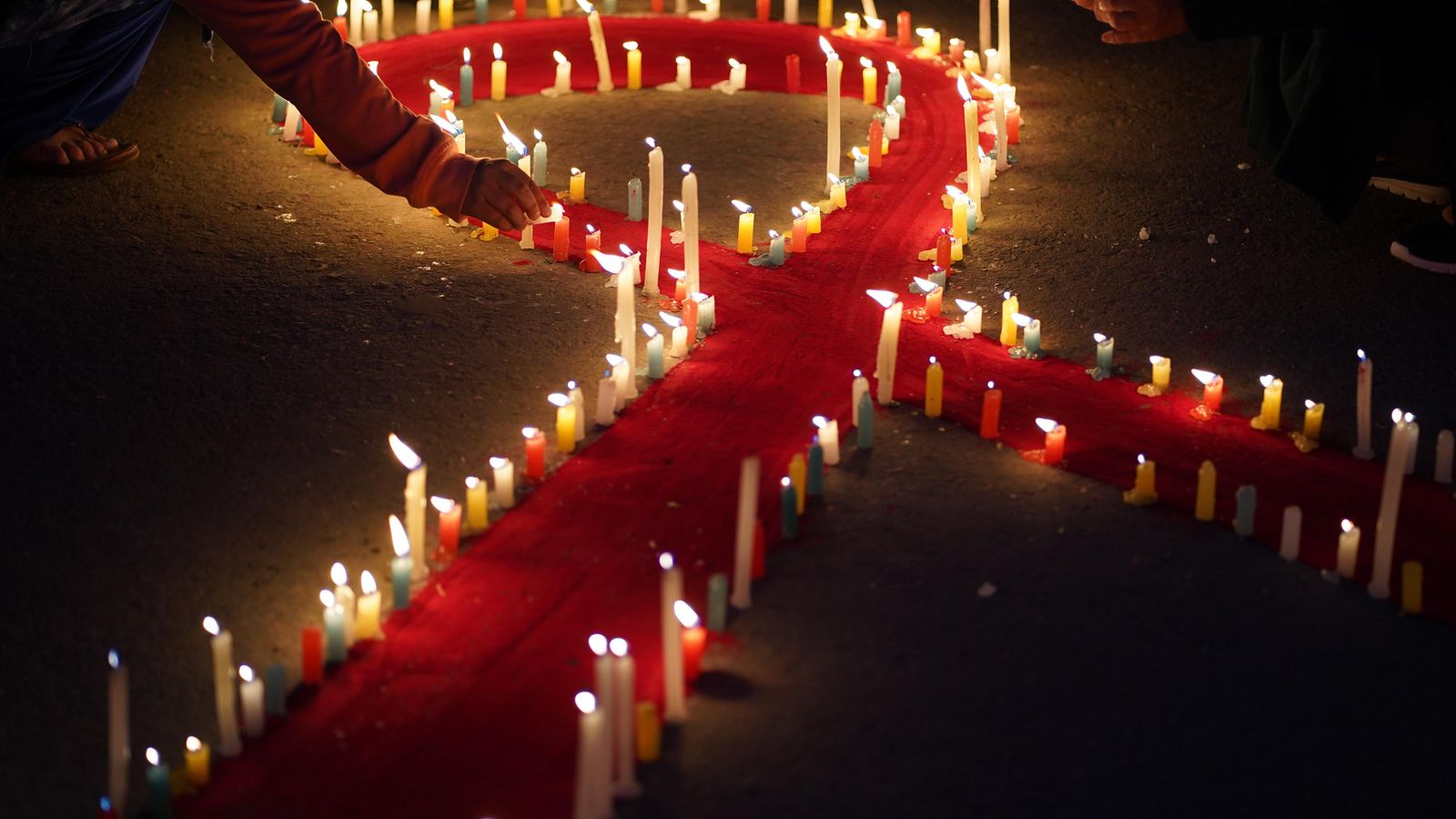 Imatge d'arxiu d'un llaç roig amb veles en commemoració al Dia mundial de la Sida