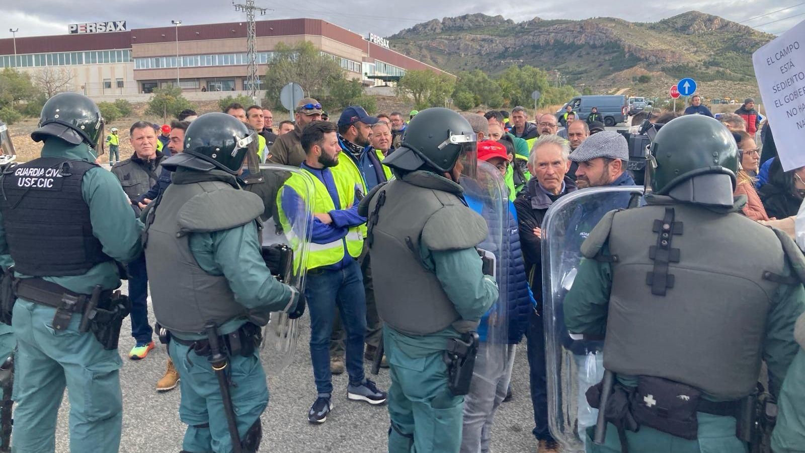 Ampli dispositu policial que s'ha desplegat a Villena, en el punt on s'han concentrat els llauradors