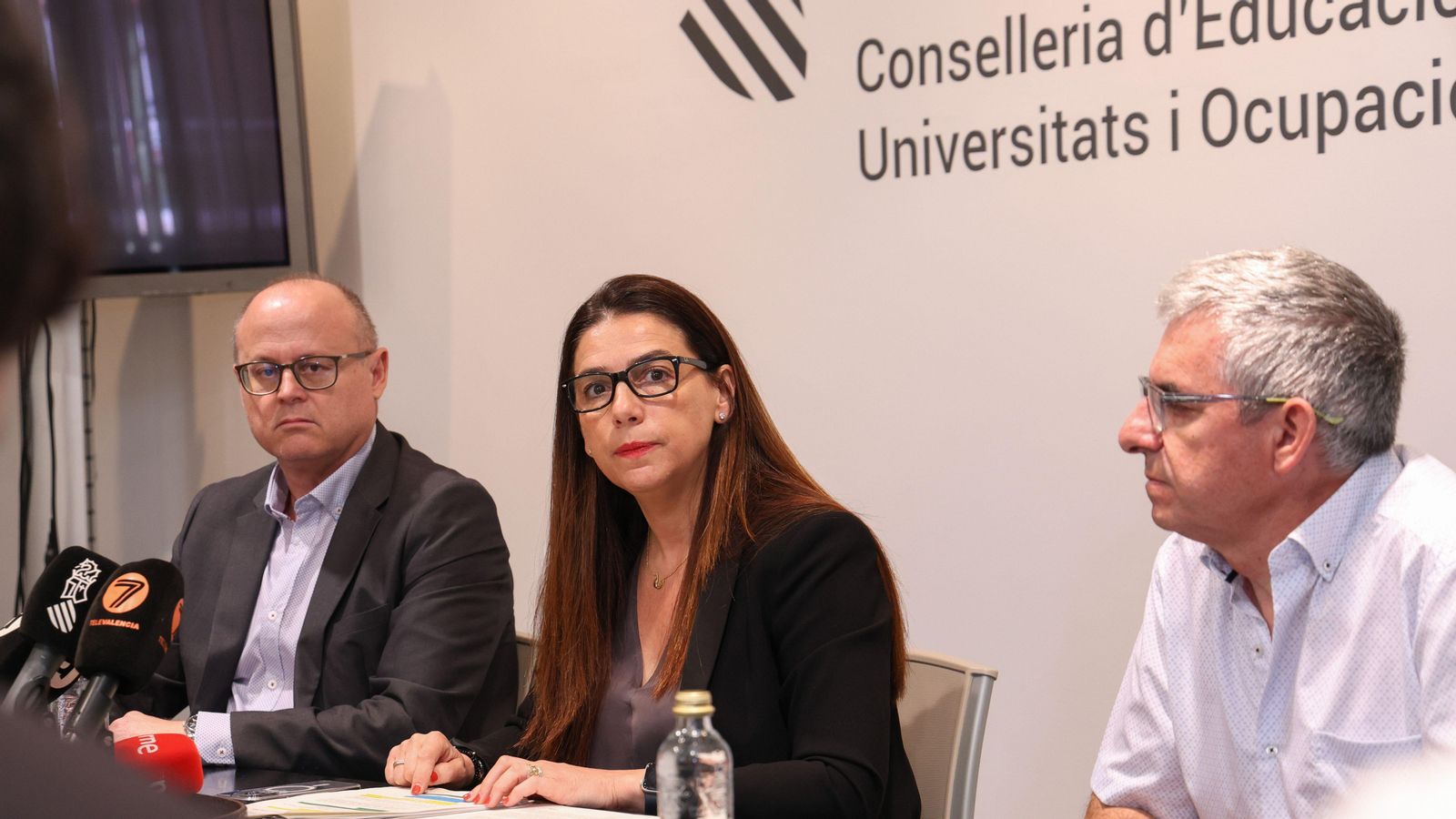 La secretària autonòmica d'Universitats, Esther Gómez, en una compareixença acompanyada pel director general d'Universitats, José Antonio Pérez, i el coordinador de les EBAU, Toni Gil