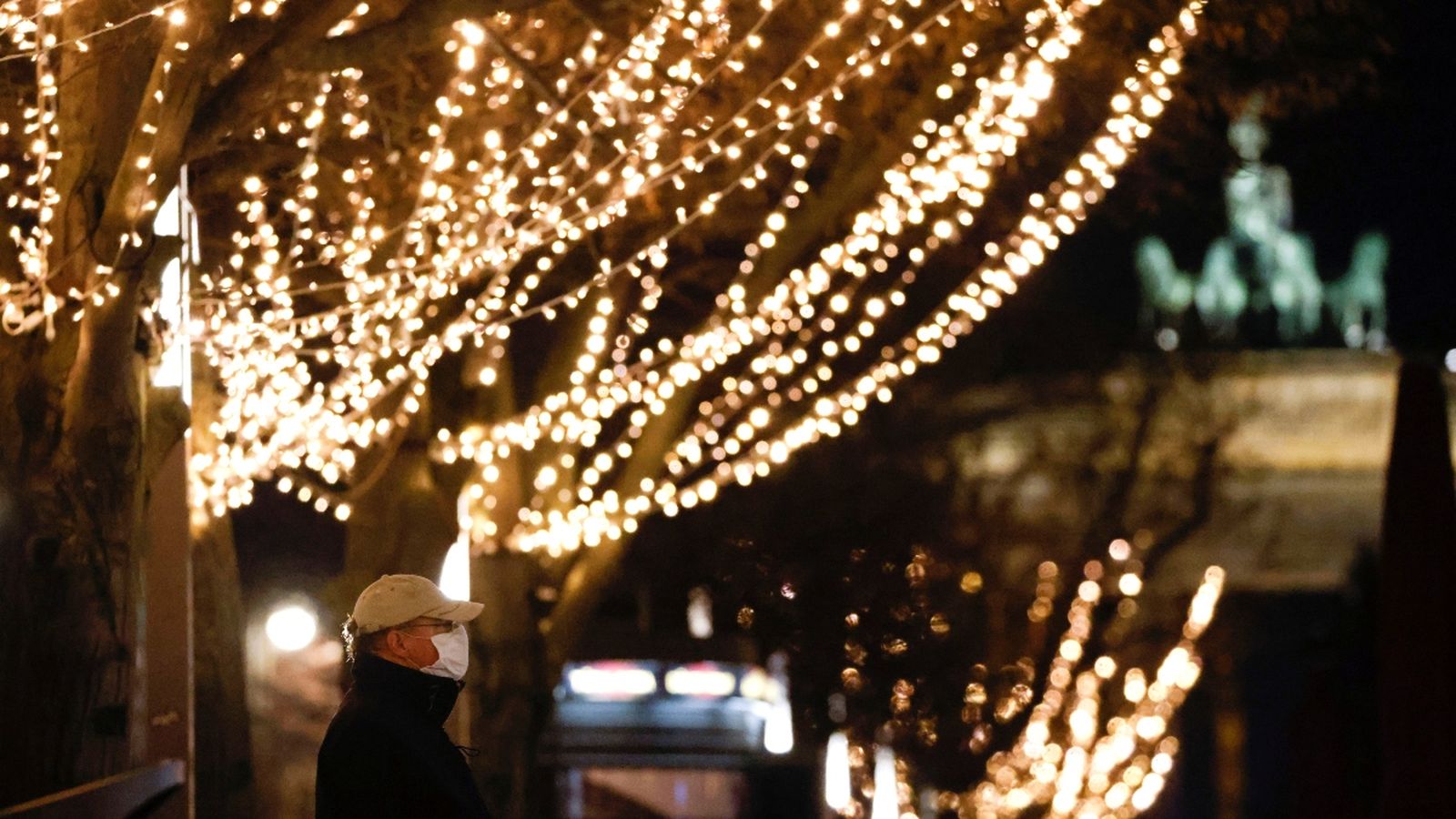 Les llums de Nadal il·luminen la ciutat de Berlin, que continua amb restriccions per Covid-19