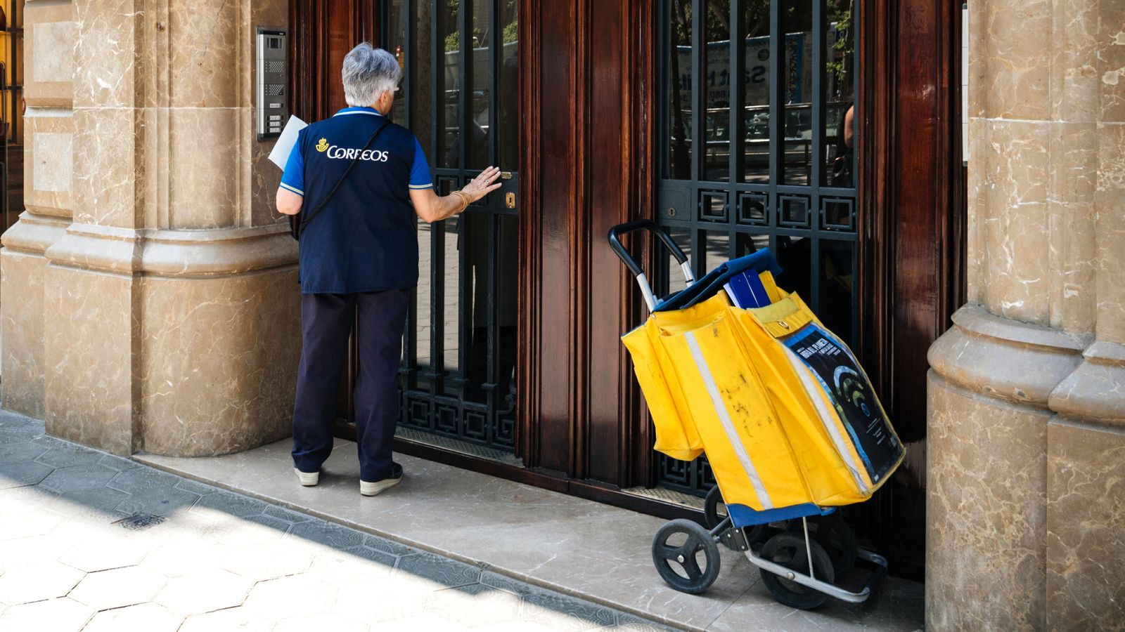 Una cartera durant una jornada de repartiment de correspondència