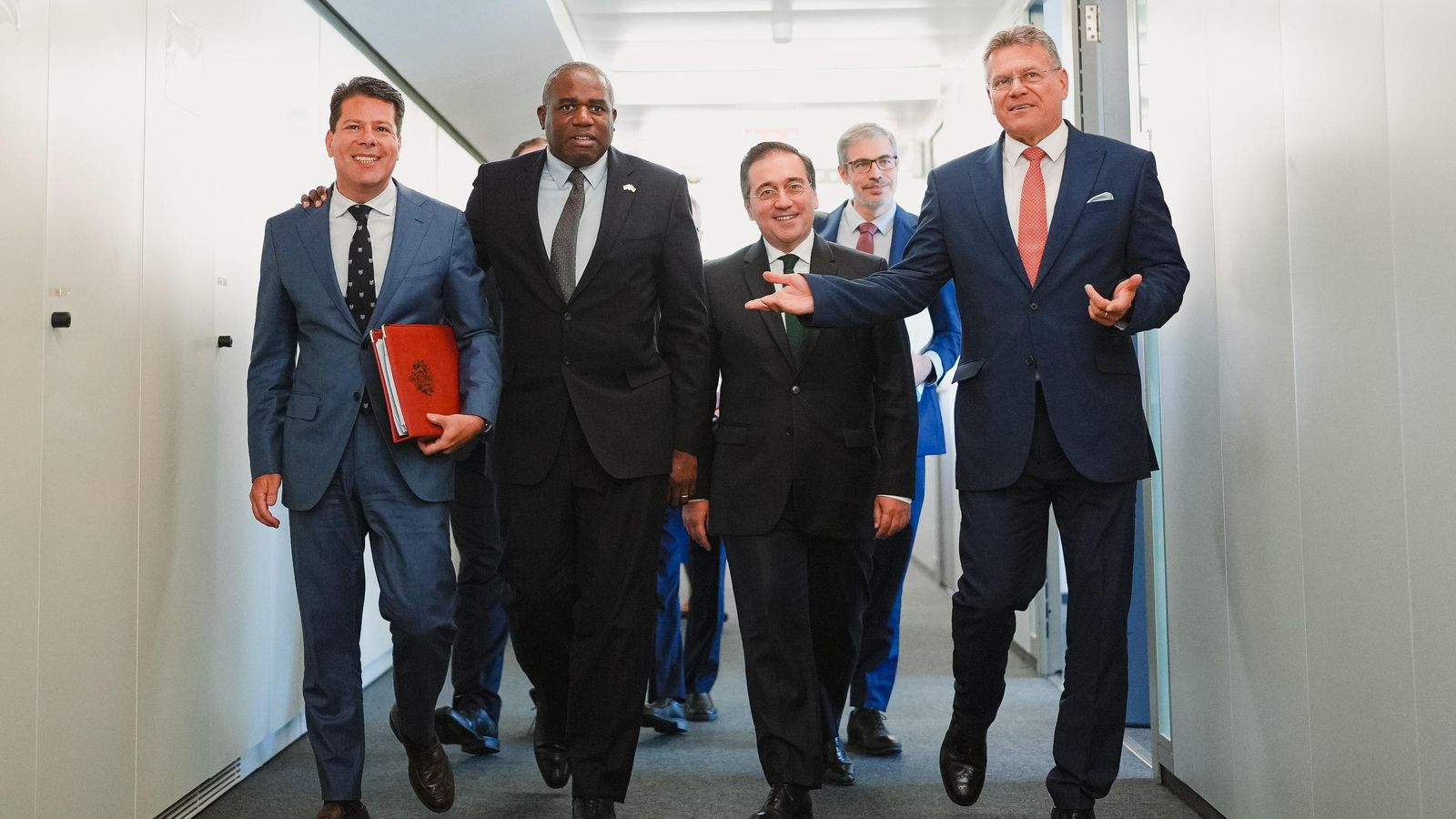 El ministre de Gibraltar, Fabian Picardo, els ministres d'Exteriors britànic i espanyol, David Lammy i José Manuel Albares, i el vicepresident de la CE, Maros Sefcovic, a Brussel·les