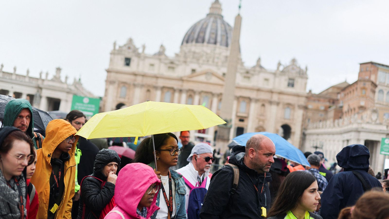 Milers de fidels han acudit al Vaticà a acomiadar el papa Francesc