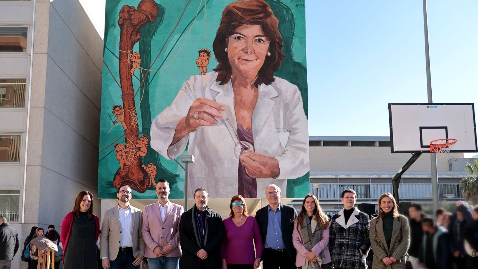 La química María Vallet protagonitza el nou mural de 'Dones de ciència'
