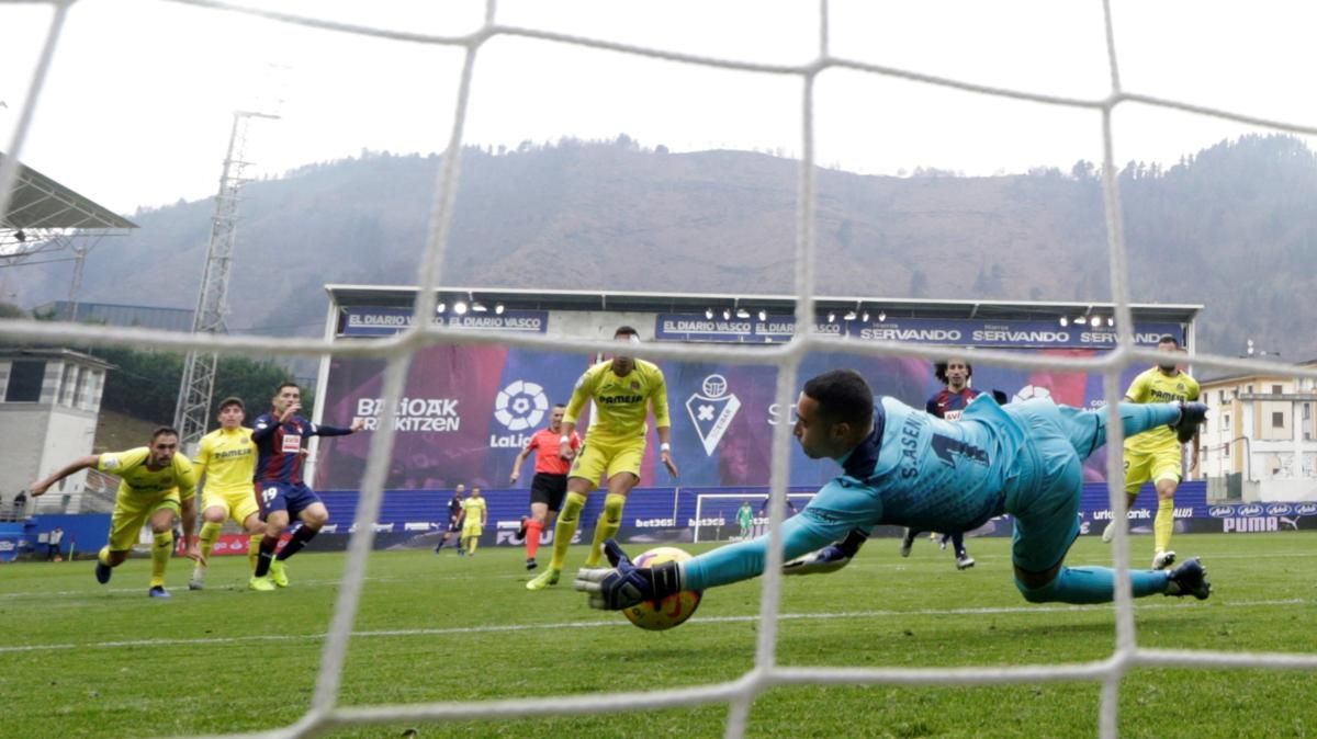 Sergio Asenjo evita un gol de l'Eibar Sergio Asenjo evita un gol de l'Eibar