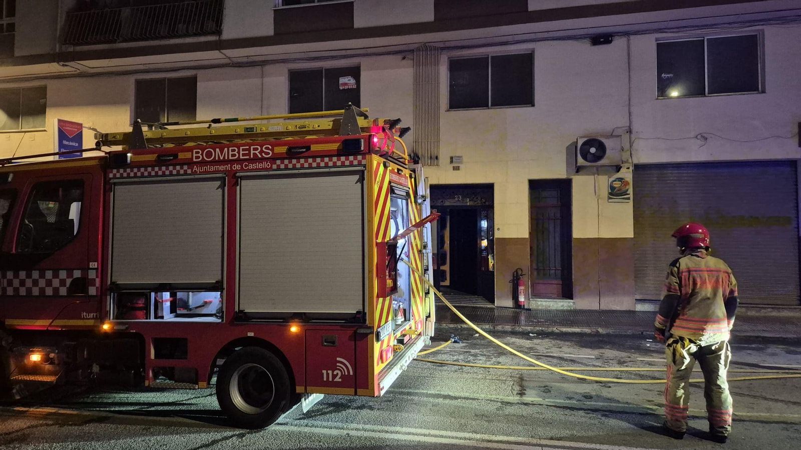 Un bomber treballa en l'extinció de l'incendi