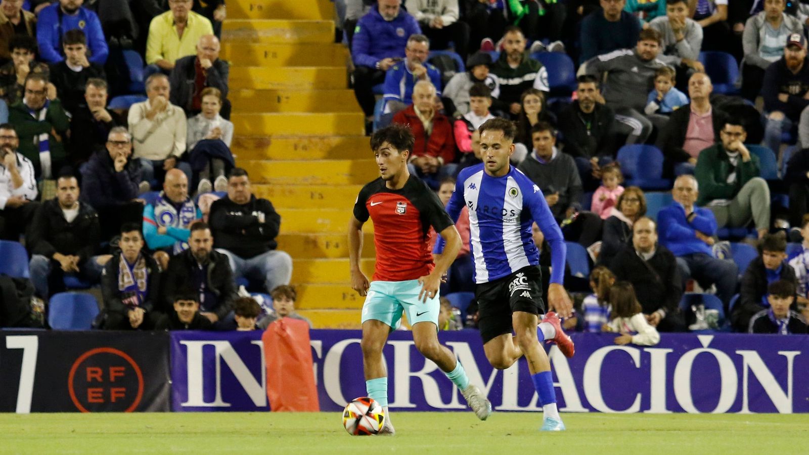 Un jugador de la Nucia i un de l'Hèrcules, en el partit de la primera volta