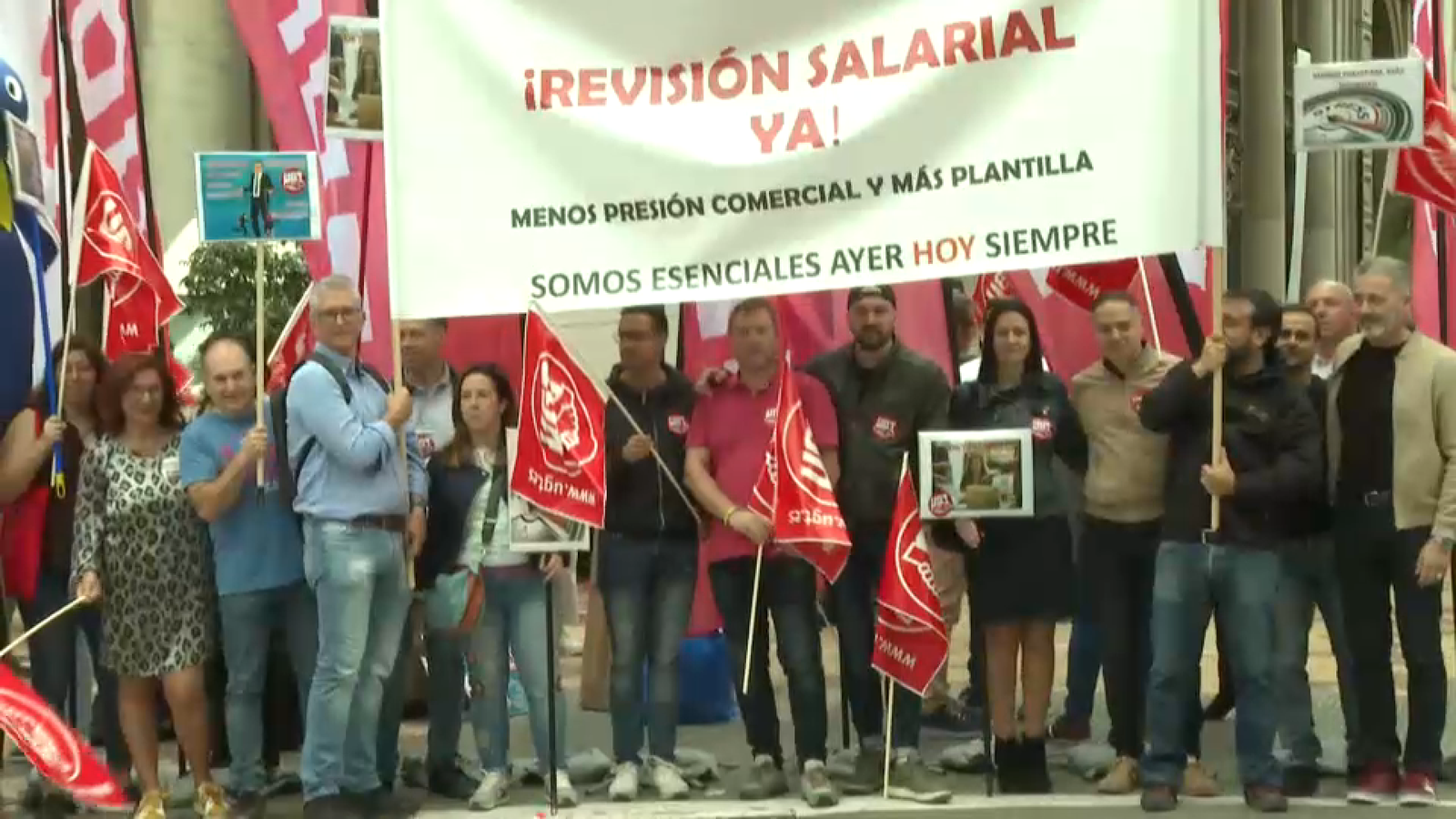 Protesta dels treballadors del sector financer davant de la seu de CaixaBank a València