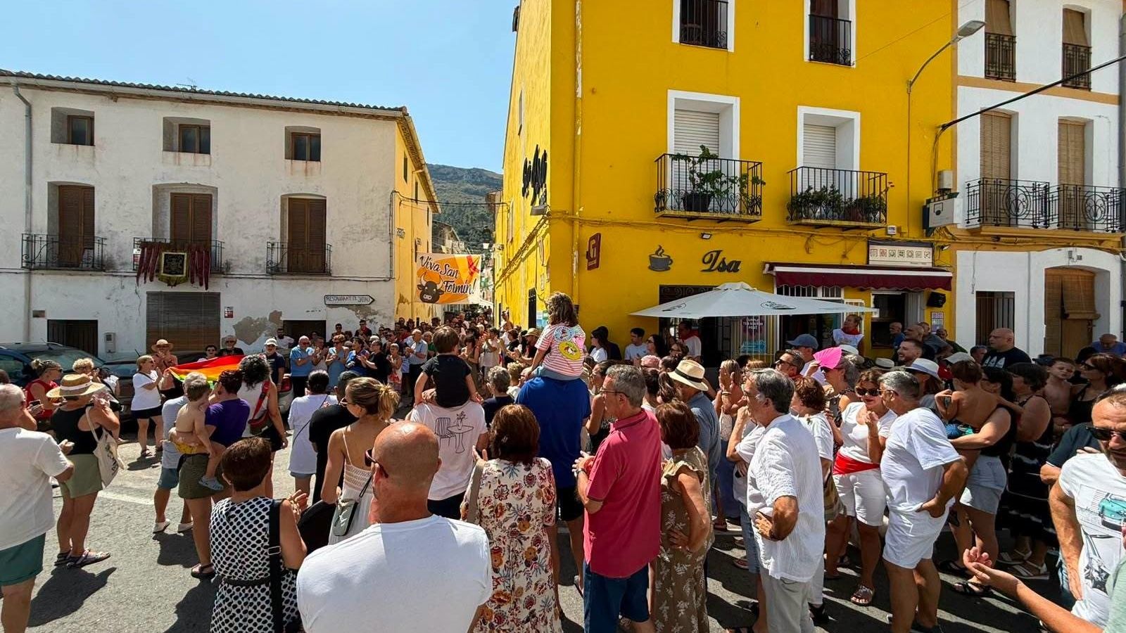 Veïns de la Vall de Gallinera protesten contra una agressió homòfoba a les festes de Benialí