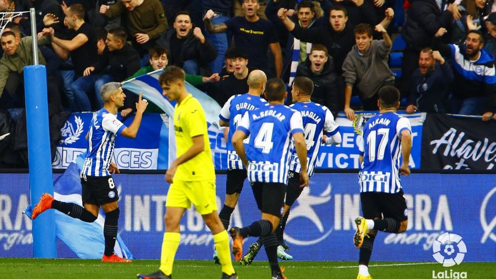 Els jugadors de l'Alabés celebren un gol