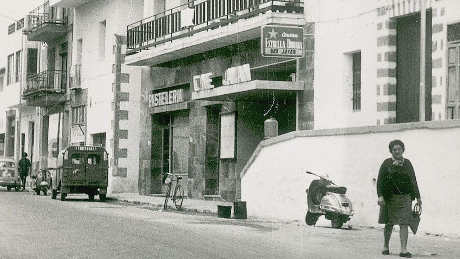 Ángela Devesa, davant del Cine Jayan