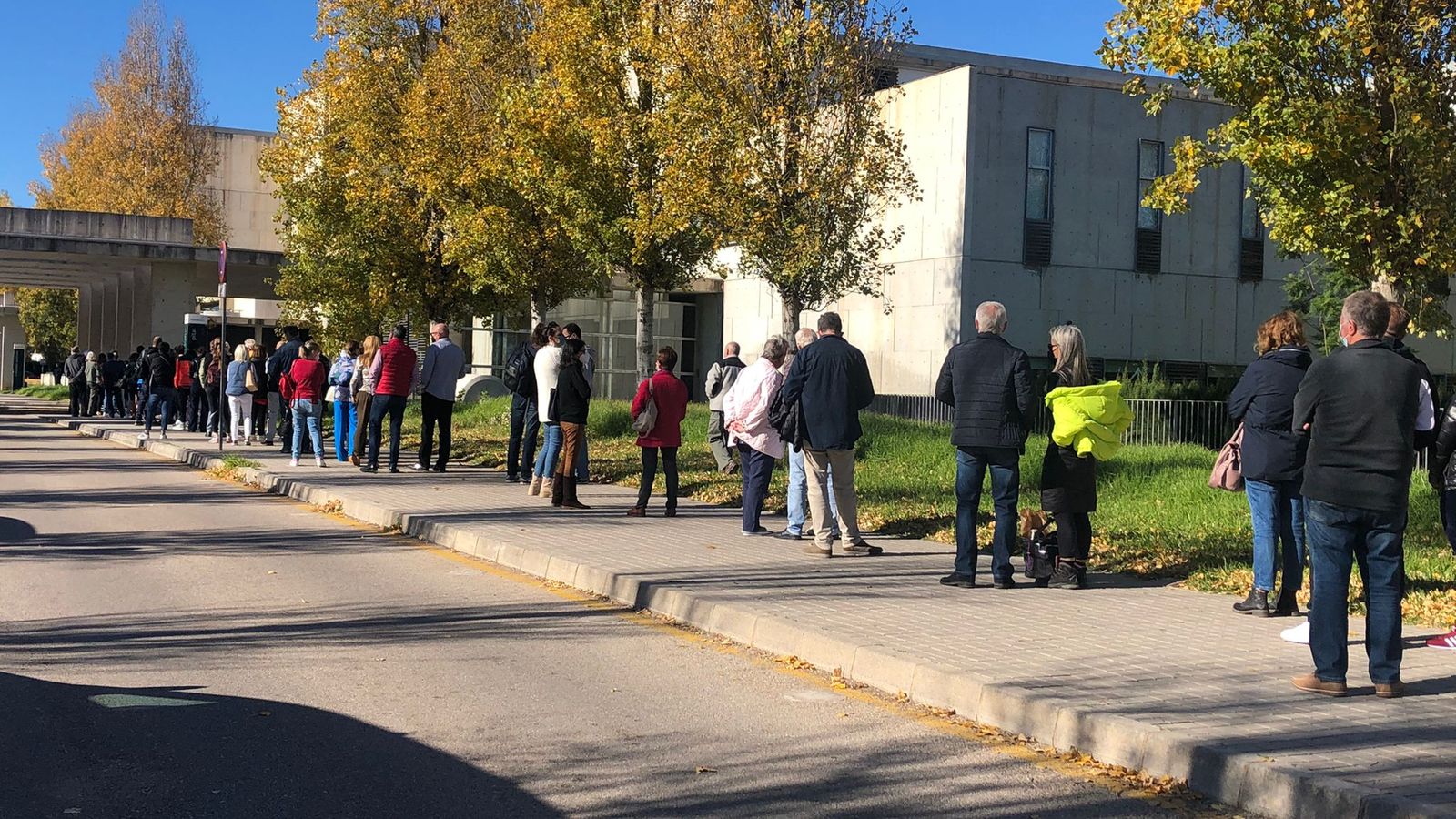 Cues aquest dissabte a Dénia, al punt mòbil de vacunació instal·lat en l'Hospital de la Marina