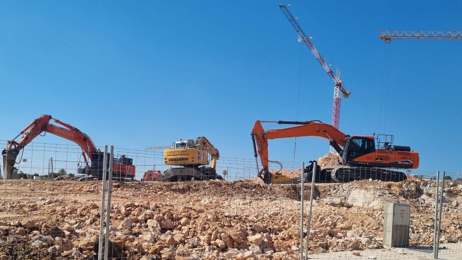 Màquines pesades que treballen en la zona de la Canyada de Trilles i que, segons l'associació, no han respectat l'aqüeducte ni les canteres antigues