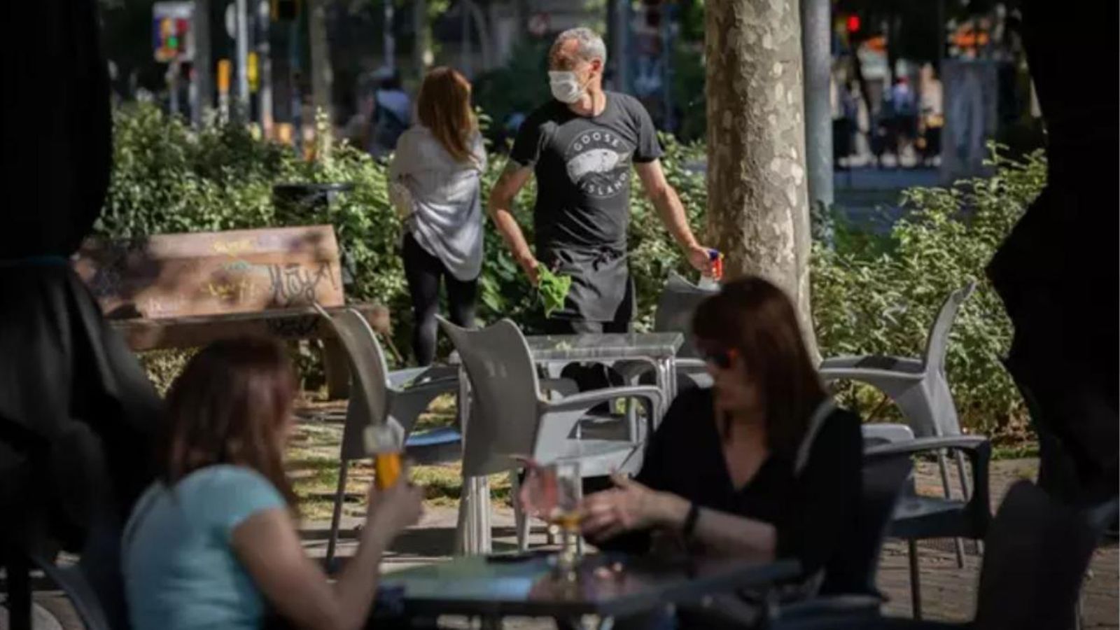 El govern català estudia tancar bars i restaurants fins a finals de mes
