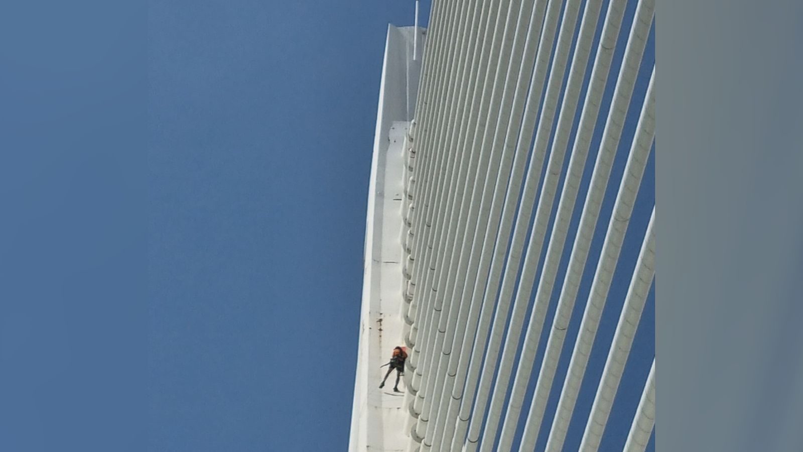 Un equip d'alpinistes revisa l'estat de conservació del Pont de l'Assut de l'Or