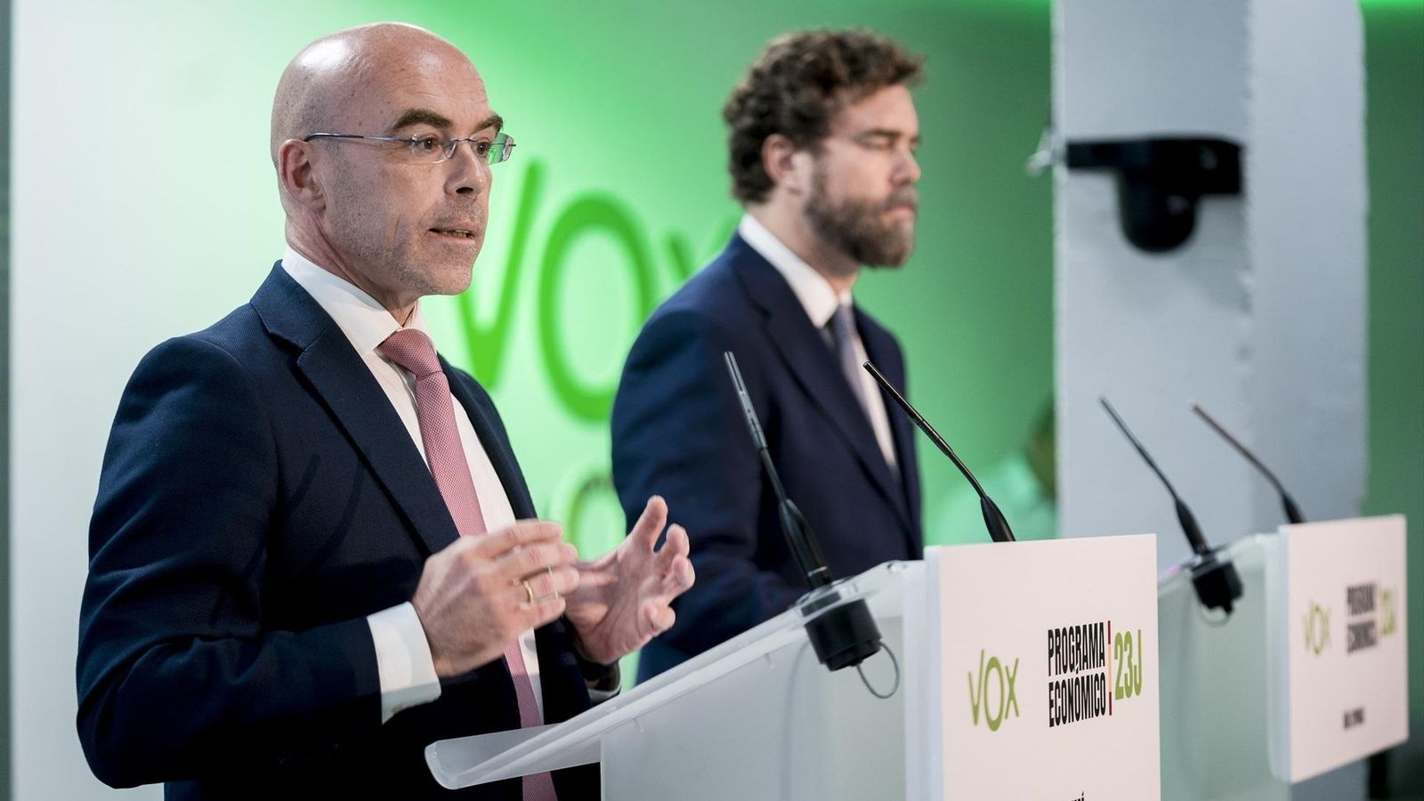 El vicepresident d'Acció Política de Vox, Jorge Buxadé i el portaveu del Grup Parlamentari en el Congrés dels Diputats, Iván Espinosa presenten el programa econòmic de Vox per a les Eleccions Generals del 23J