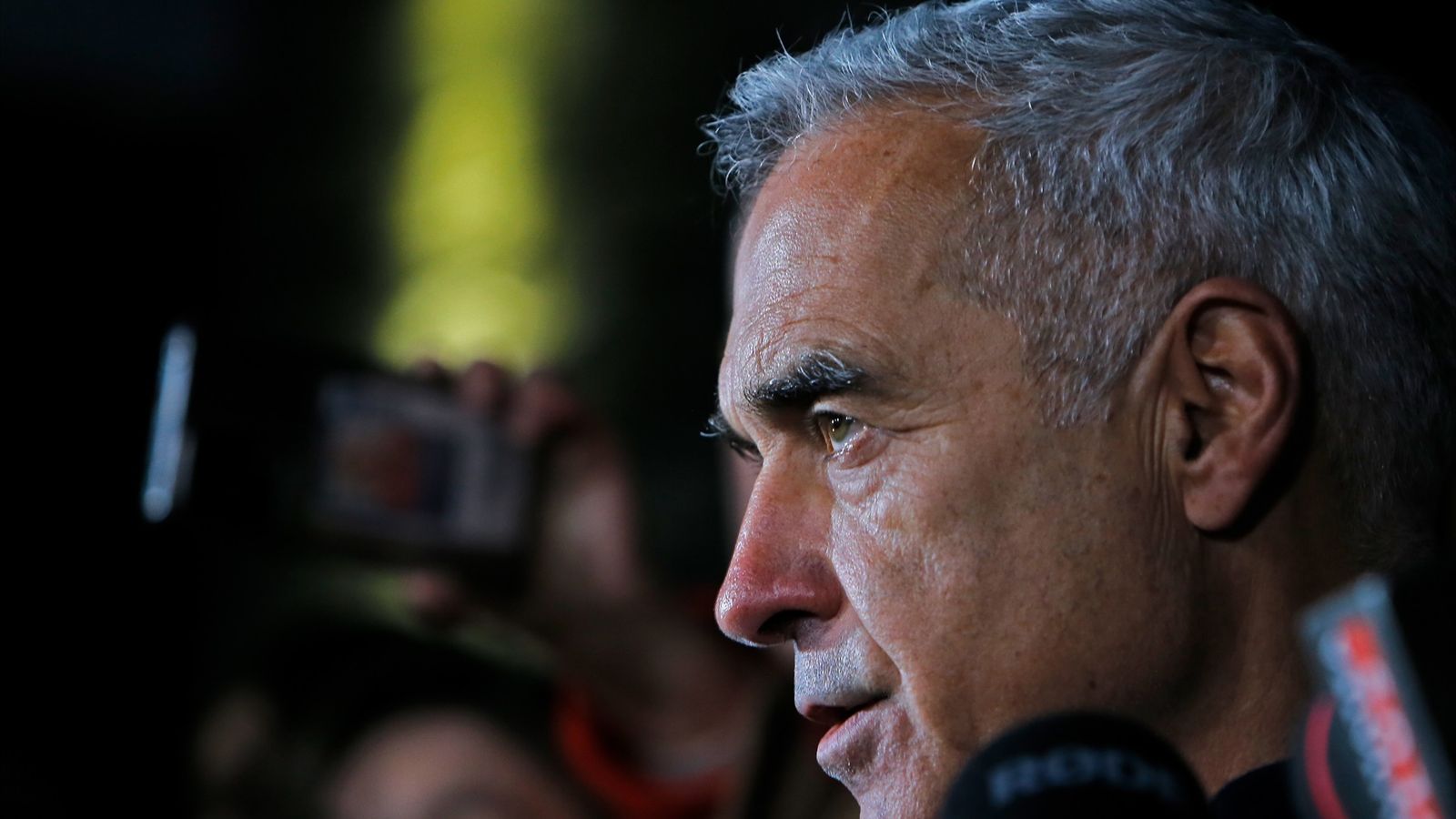 El candidat independent Calin Georgescu parla als mitjans, prop de Bucarest