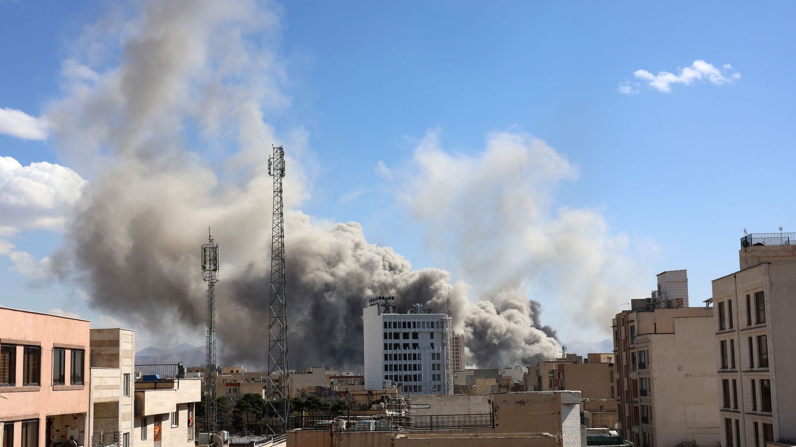 Columna de fum al centre de Teheran després d'un bombardeig