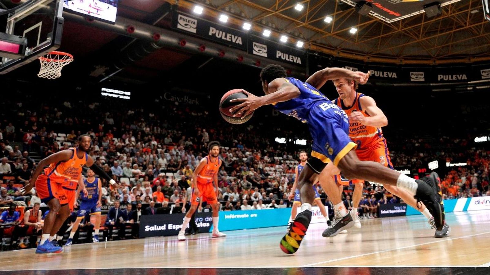 Harper intenta superar a Aaron Doornekamp