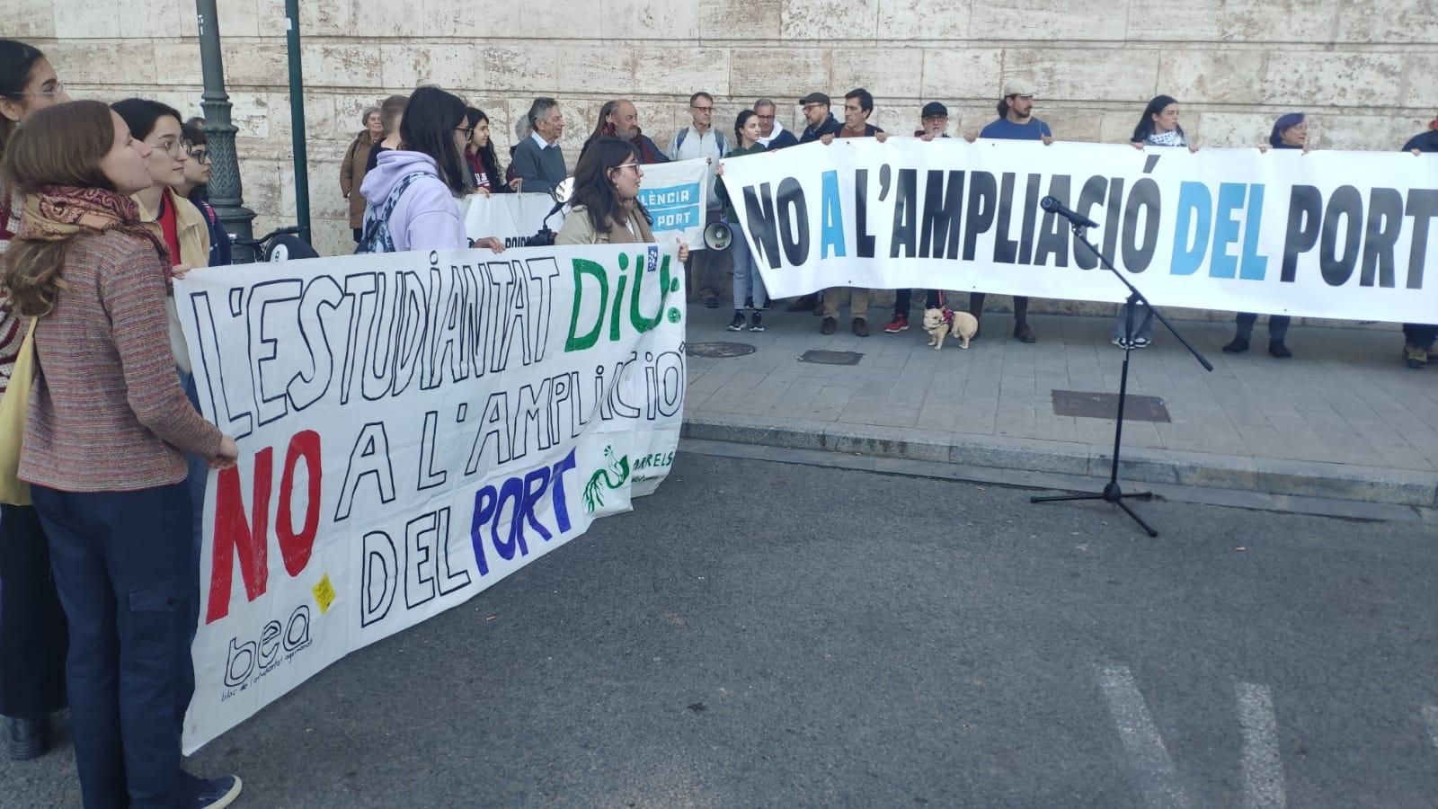 Concentració contra l'ampliació nord del port de València