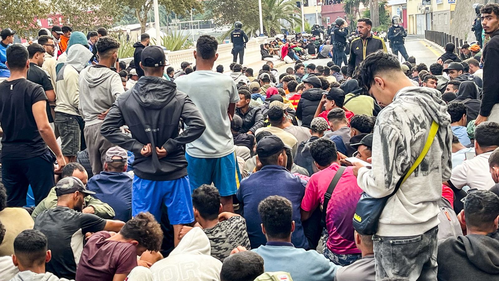 Desenes de migrants esperen el torn per a accedir al port de Ceuta dins el dispositiu policial