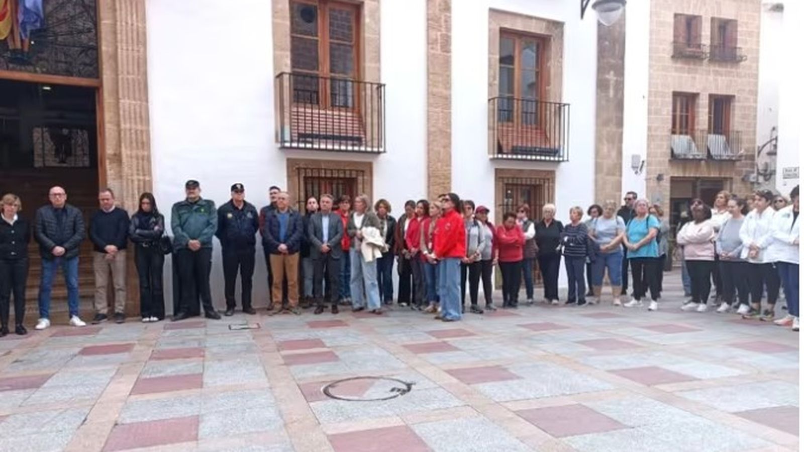 Minut de silenci a les portes de l’Ajuntament de Xàbia en memòria de les dos víctimes mortals de l’incendi