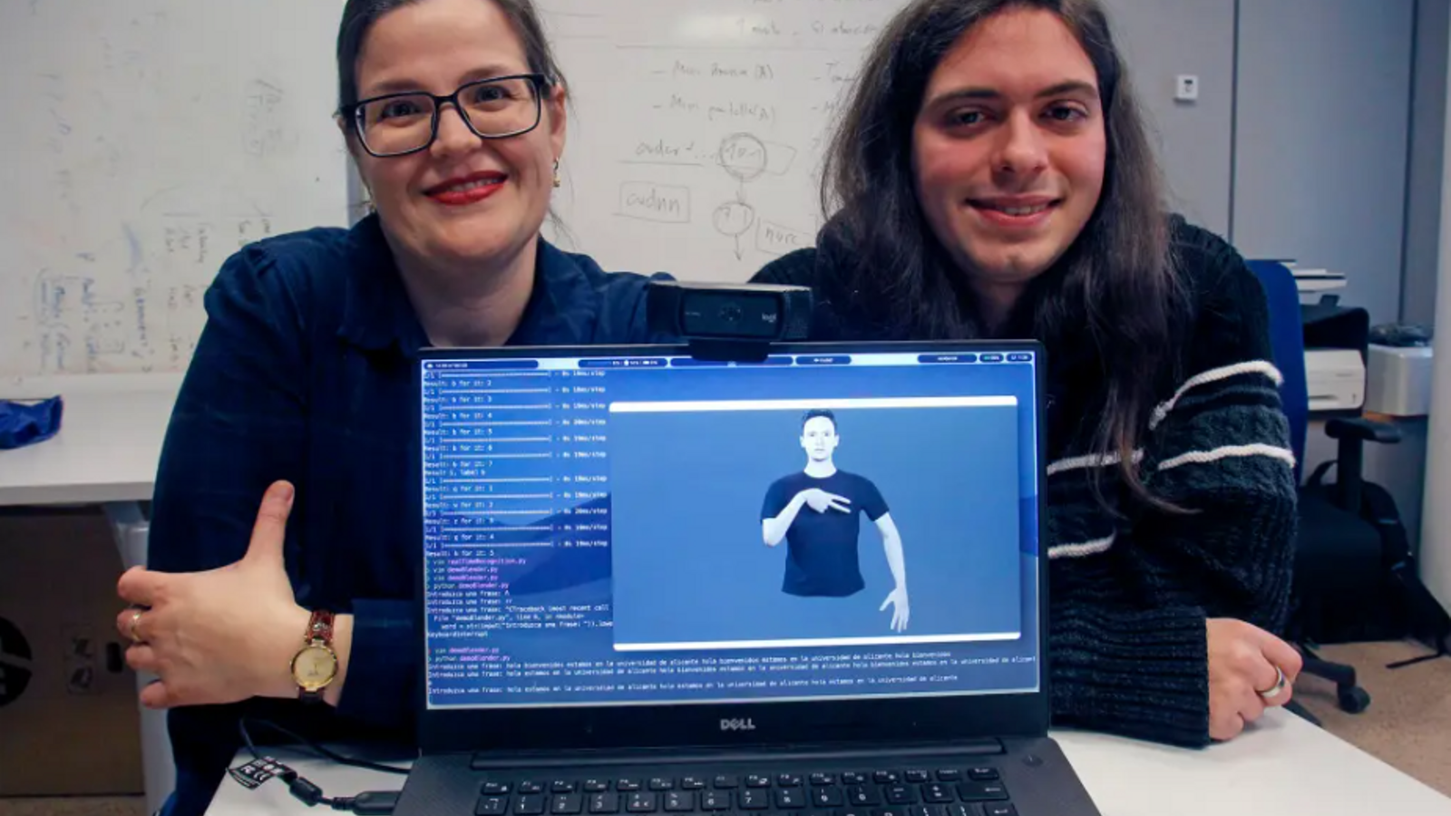 La subdirectora de l'Institut Universitari d'Investigació Informàtica, Esther Martínez, i l'estudiant de doctorat en la UA Francisco Morillas, dissenyadors de la primera aplicació