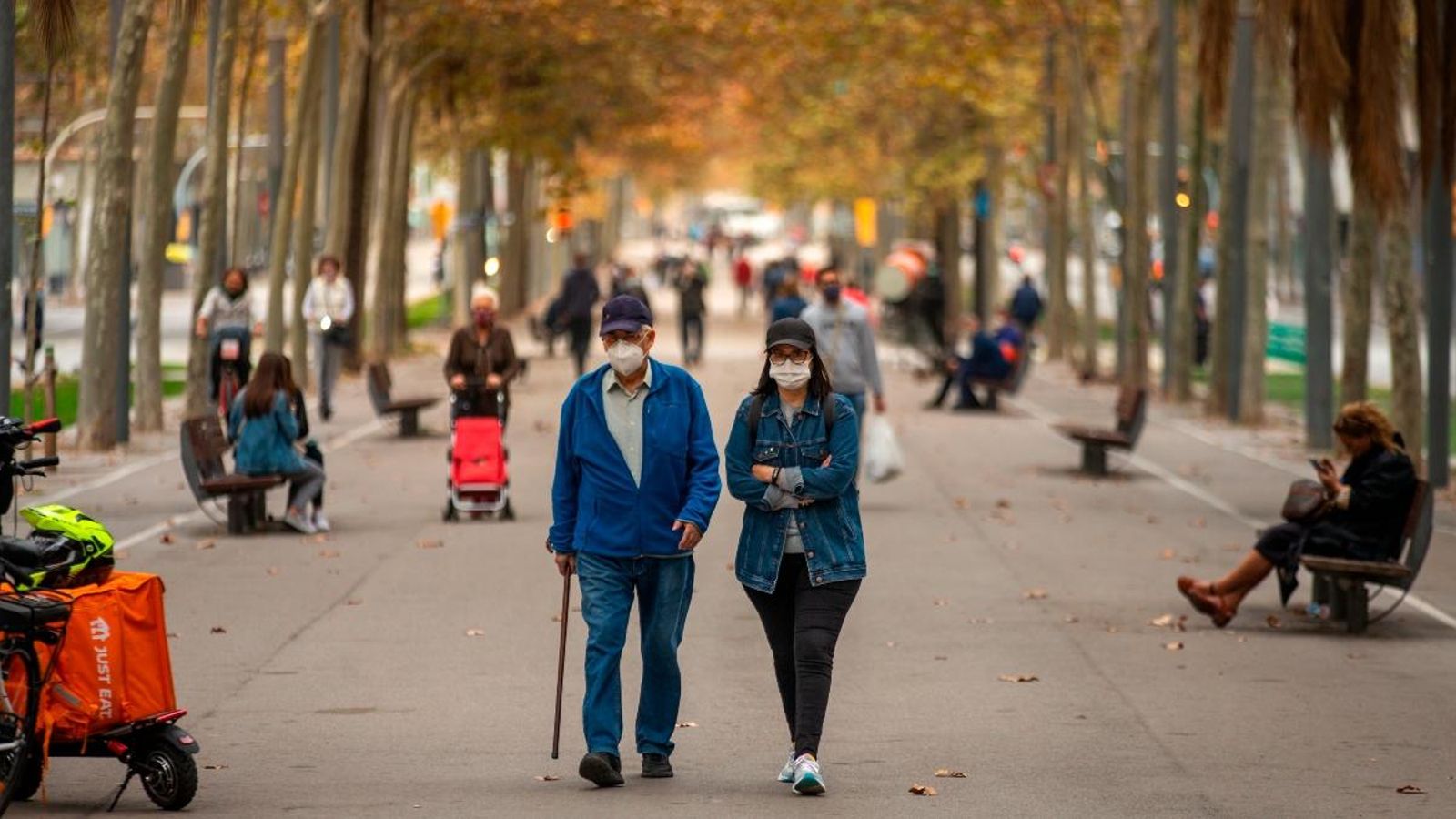 Diversos vianants passegen per la Diagonal de Barcelona