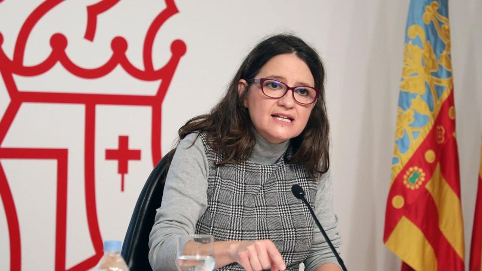 La vicepresidenta del Consell, Mónica Oltra, durant l'aprovació de la declaració institucional amb motiu del 35é aniversari de la Llei d'ús i ensenyament del valencià.