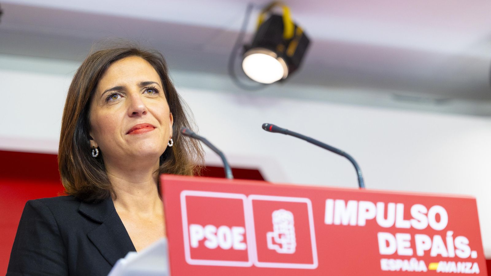 La portaveu del PSOE, Ester Peña, durant una roda de premsa a la seu del partit al carrer Ferraz