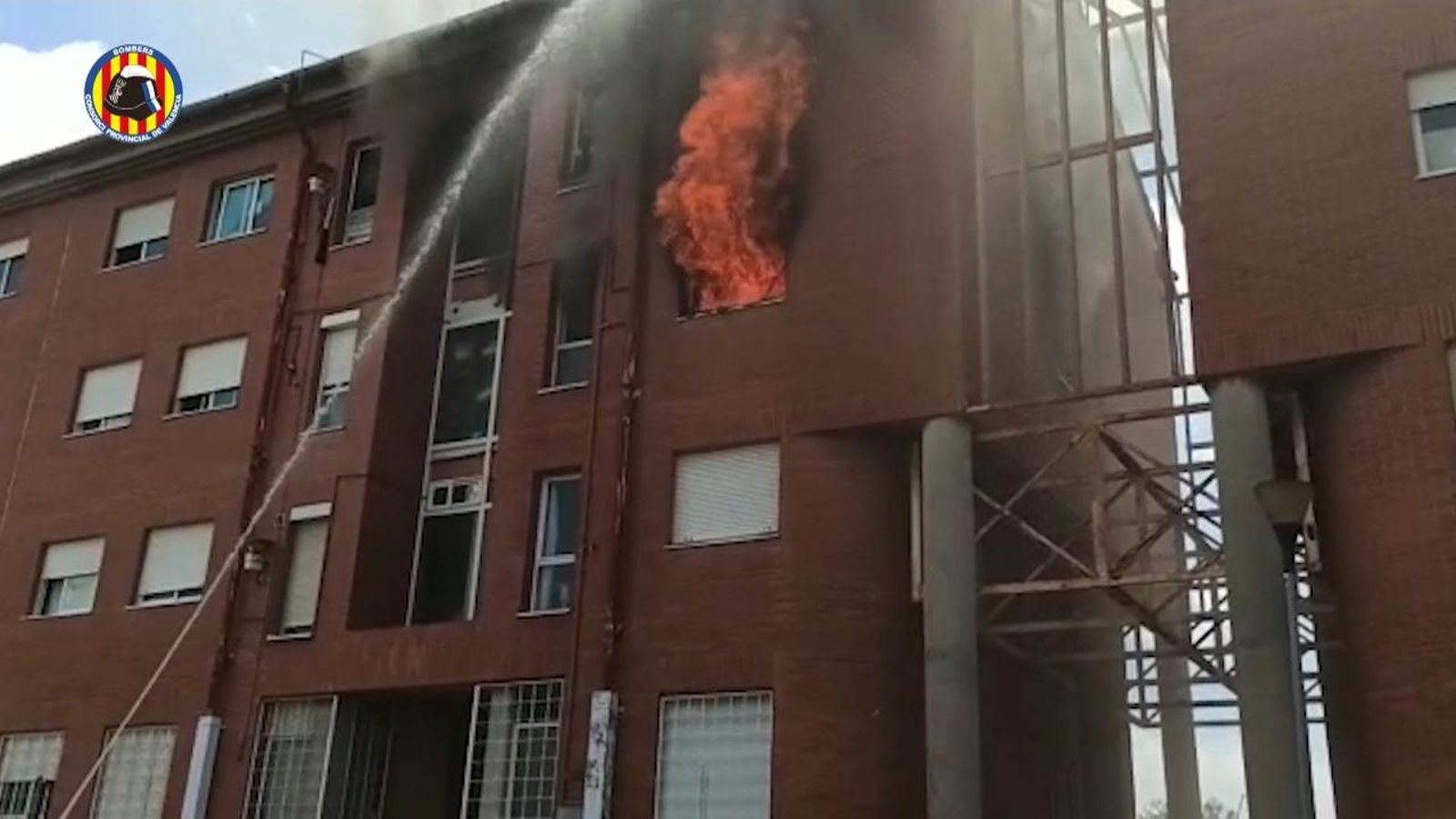 Imatge d'arxiu d'efectius del Consorci de Bombers d'Alacant durant les tasques d'extinció d'un incendi a Sant Vicent del Raspeig