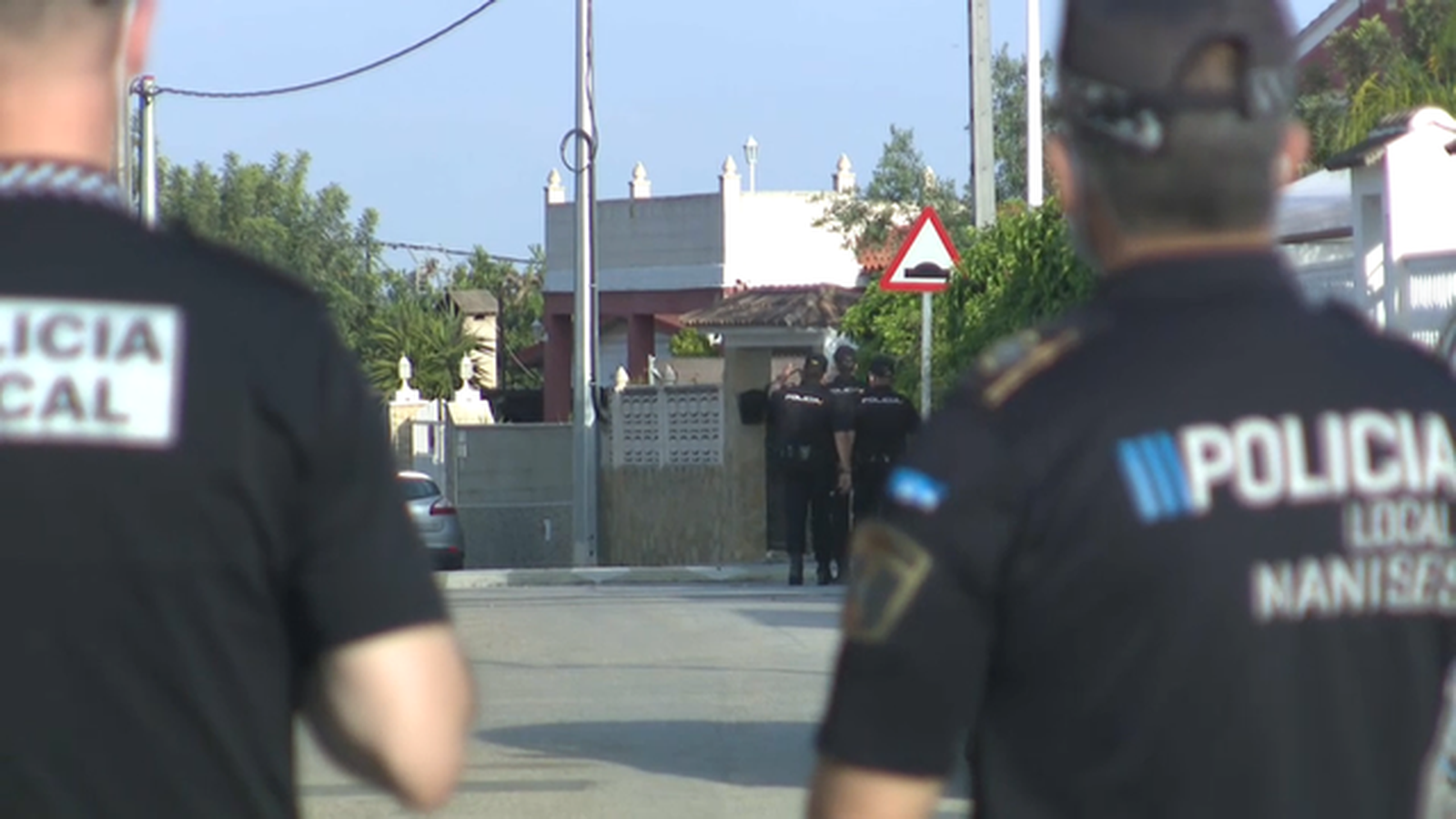 Agents de la Policia Local de Manises alerten al veïnat de la Presa perquè desallotje la urbanització