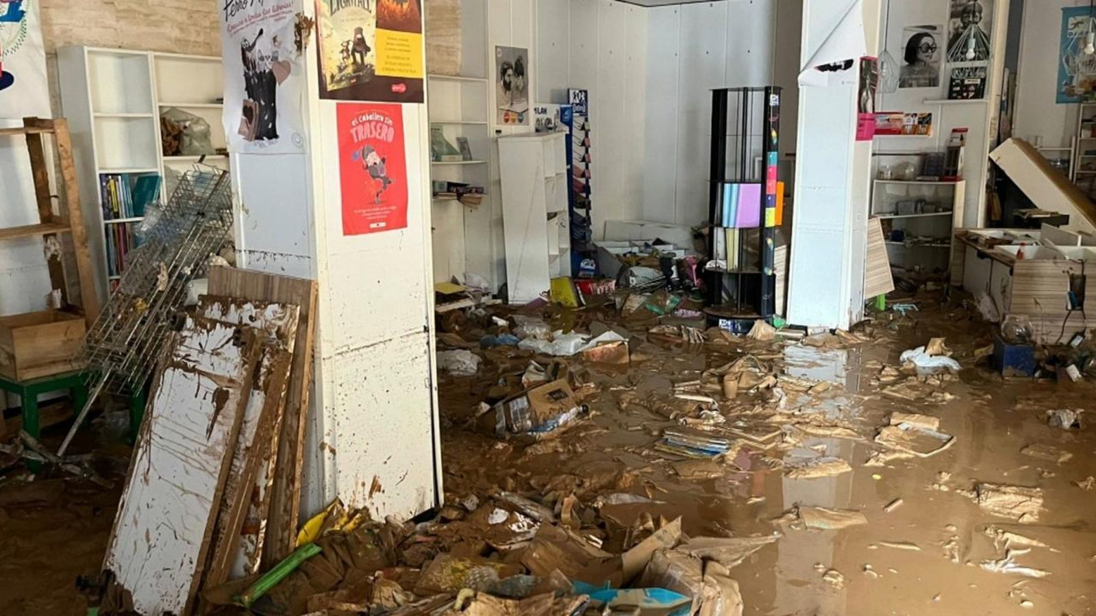 El fang envaeix magatzems d'editorials i llibreries