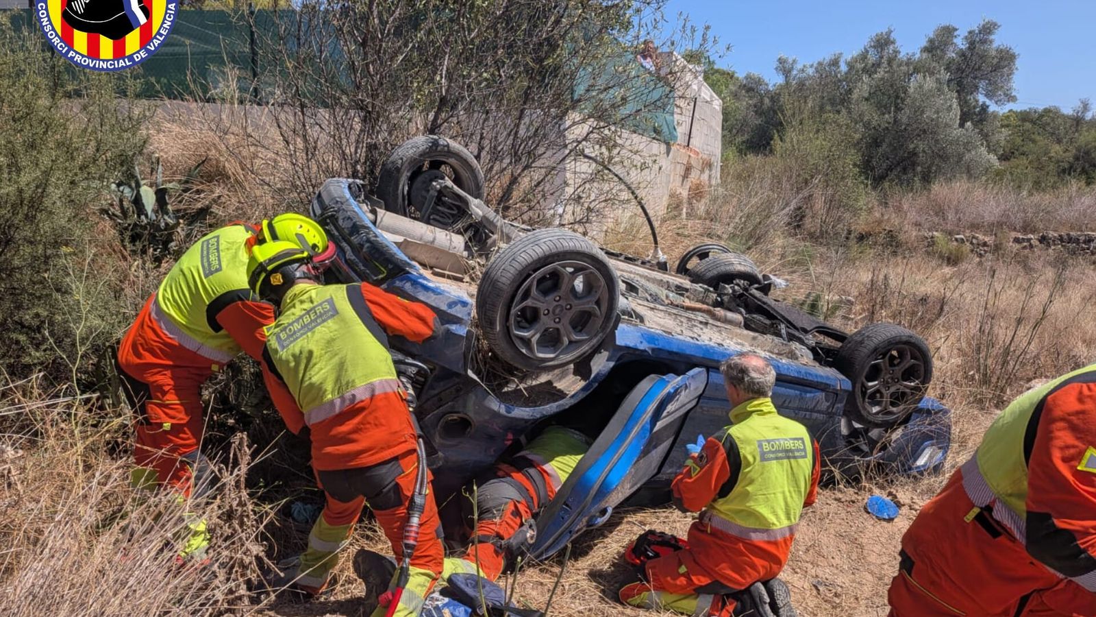 El cotxe bolcat en l'accident a Pedralba i el rescat dels bombers