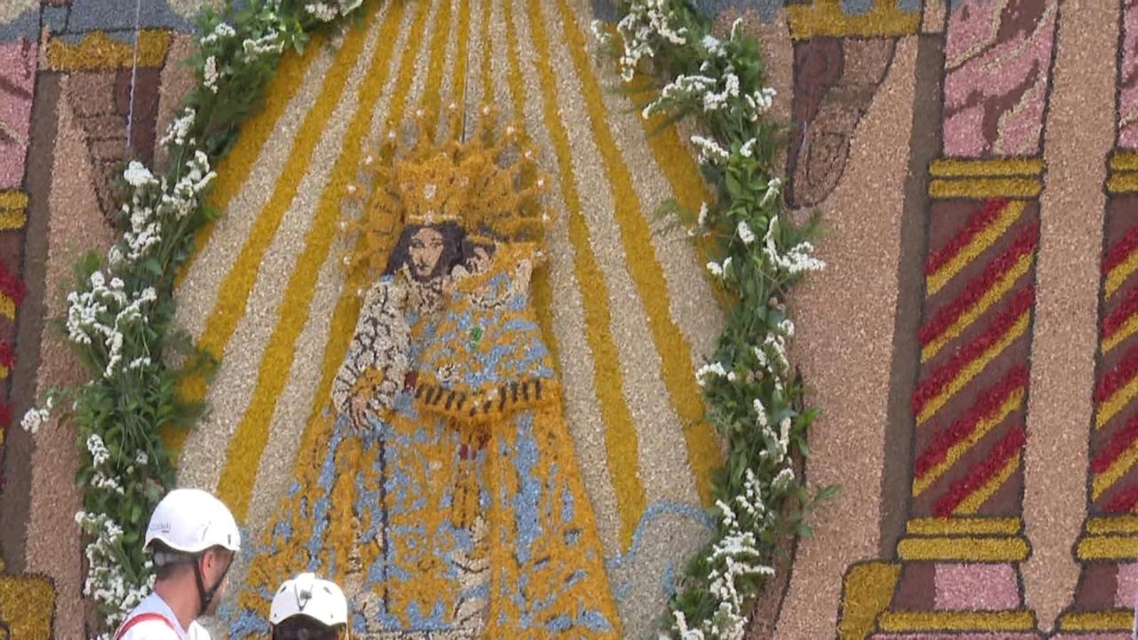 A punt d'acabar el muntatge del tapís floral en la plaça de la Mare de Déu