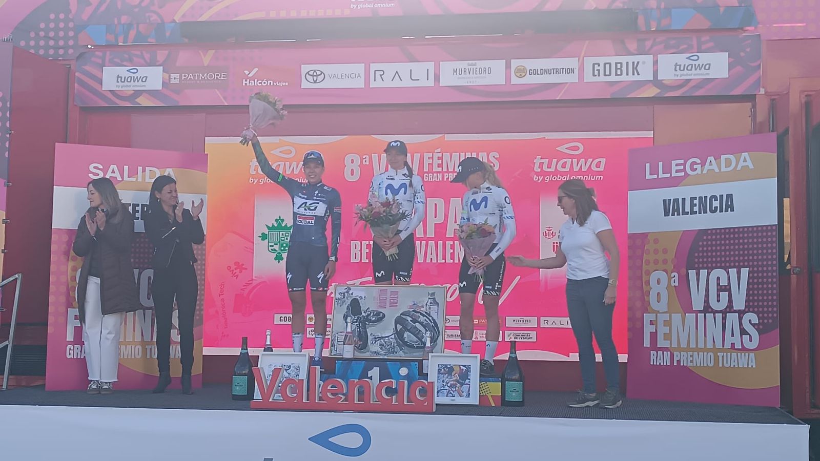 El podi de la huitena edició de la Volta a la Comunitat Valenciana Fémines