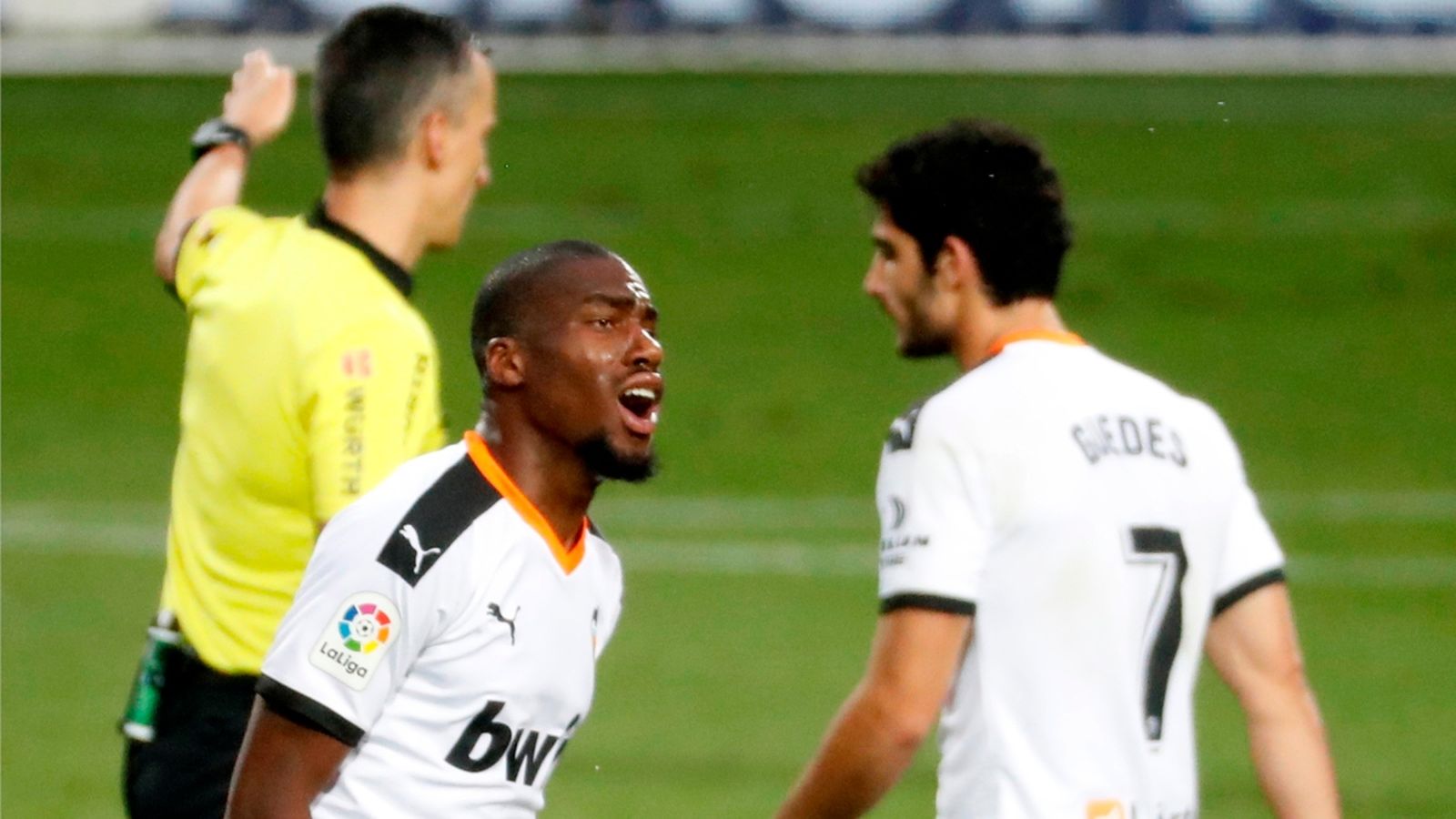 El jugador valencianista, Geoffrey Kondogbia, en un partit contra l'Eibar el juny de 2020