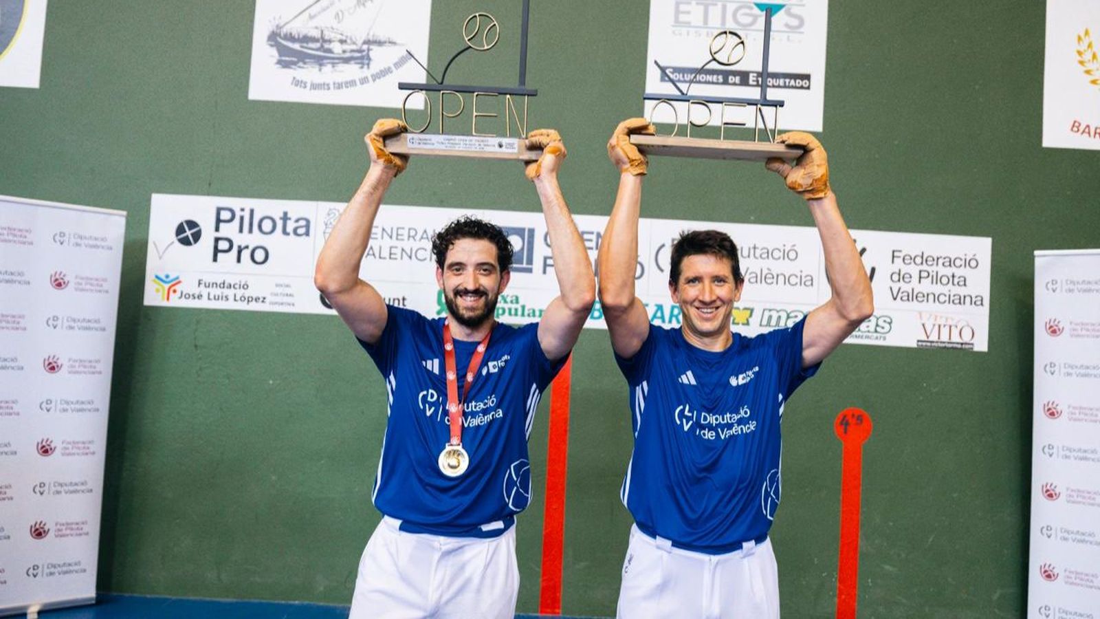 José Salvador i Pasqual, amb el trofeu de campions